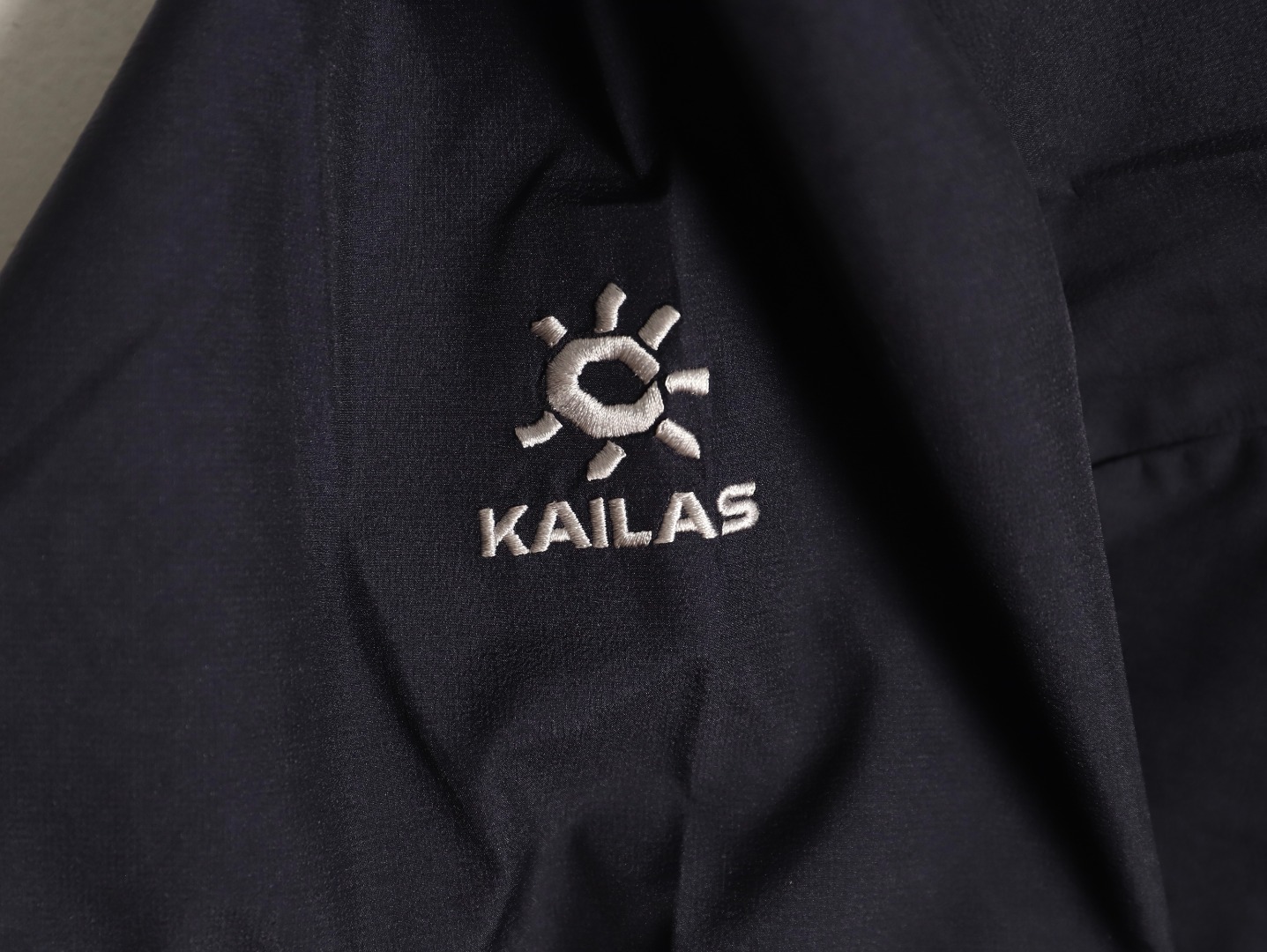 KAILAS 凯乐石 博格达系列 轻量防风防水户外徒步登山冲锋衣-Chinese UA Cheap High Quatity Brand Clothes Bags handbags Sneakers wholesale wholesaler seller from China Factory suppliers Fashion Clothing Shoes best Quality Beautiful Price KAILAS 凯乐石 博格达系列 轻量防风防水户外徒步登山冲锋衣