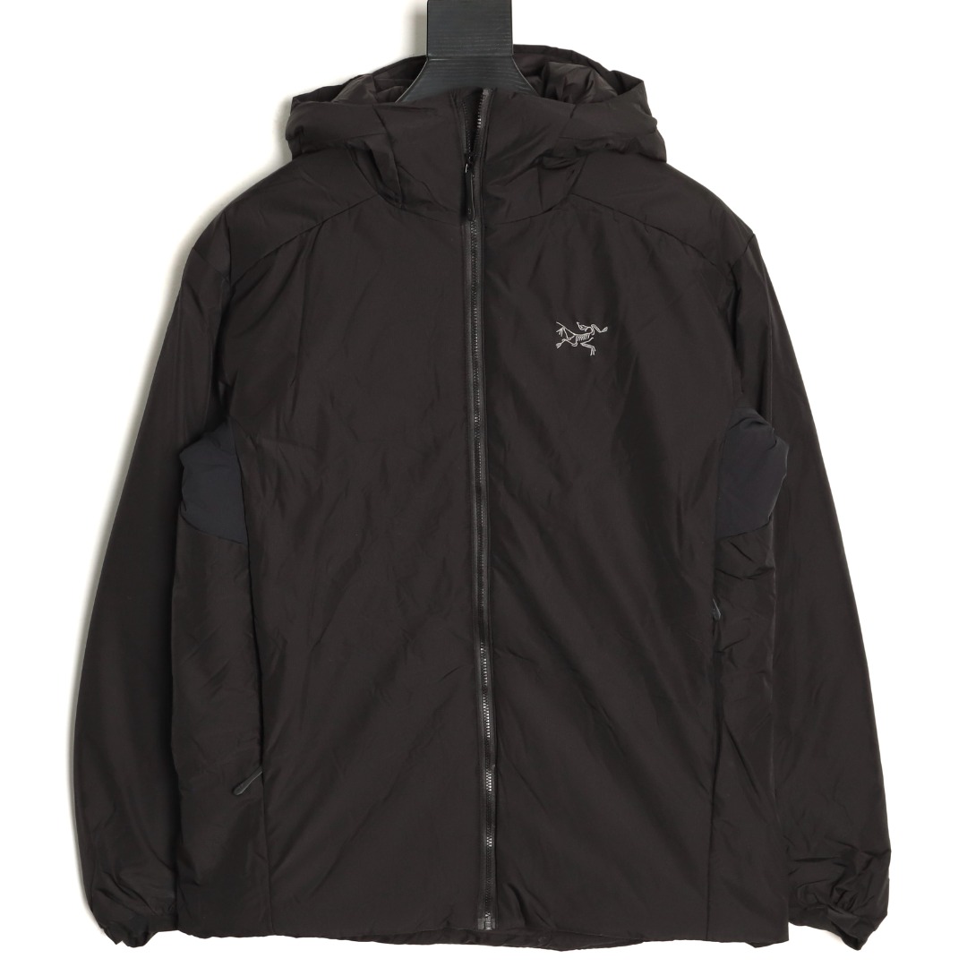 本地自取💰280
🔝ARC`TERYX 始祖鸟 ATOM 阿童木 情侣同款防风保暖纯色休闲运动连帽棉服外套 
Atom 作为鸟家棉服系列的代表做产品，这款阿童木棉服可谓是鸟的经典作品!
Atom保暖服，取代了原来的成为Atom系列棉服中最厚的一款。通过逐年的升级为新版的Atom的新型的保暖棉服!比抓绒衣更保暖和轻便。适合极寒冷天气里做内胆，或者深秋初冬气候下单独外穿。面料仍为带防泼水涂层的Gossamera防撕裂尼龙面料。内层添加的保温材料则采用了3种密度(120860)的C棉来保证躯体不同部位保暖，透气的不同需要都得到满足，产地变为:孟加拉
定位：该款用途广泛的Coreloft保暖衣，既可在寒冷干燥天气作为外套使用，也可作为中间层使用。
特征
1、轻便、耐久的防风面料，可耐磨，采用DWR防泼水处理，可防潮。
2、CoreloftTM合成保暖材料保暖强韧
3、可与头盔配套使用的保暖风帽
4、针织弹性袖口小巧轻便，方便穿着
5、可调节下摆抽绳可防止寒气入侵
面料：GossameraTM-100%尼龙 CoreloftM120保暖材料(120g/m2) Coreloft80保暖材料(80g/m2) Coreloft60保暖材料(60g/m2)
适用：各种活动
剪裁：运动剪裁，衣长至臀部

颜色：黑色 隐秘灰 育空黄 粉色
R1 SIZE:XS-XXL