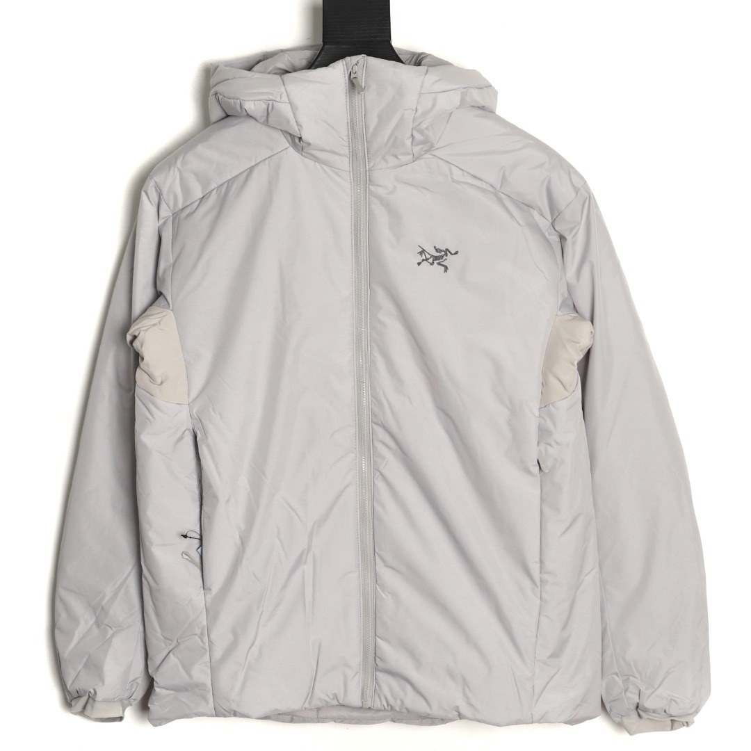 本地自取💰280
🔝ARC`TERYX 始祖鸟 ATOM 阿童木 情侣同款防风保暖纯色休闲运动连帽棉服外套 
Atom 作为鸟家棉服系列的代表做产品，这款阿童木棉服可谓是鸟的经典作品!
Atom保暖服，取代了原来的成为Atom系列棉服中最厚的一款。通过逐年的升级为新版的Atom的新型的保暖棉服!比抓绒衣更保暖和轻便。适合极寒冷天气里做内胆，或者深秋初冬气候下单独外穿。面料仍为带防泼水涂层的Gossamera防撕裂尼龙面料。内层添加的保温材料则采用了3种密度(120860)的C棉来保证躯体不同部位保暖，透气的不同需要都得到满足，产地变为:孟加拉
定位：该款用途广泛的Coreloft保暖衣，既可在寒冷干燥天气作为外套使用，也可作为中间层使用。
特征
1、轻便、耐久的防风面料，可耐磨，采用DWR防泼水处理，可防潮。
2、CoreloftTM合成保暖材料保暖强韧
3、可与头盔配套使用的保暖风帽
4、针织弹性袖口小巧轻便，方便穿着
5、可调节下摆抽绳可防止寒气入侵
面料：GossameraTM-100%尼龙 CoreloftM120保暖材料(120g/m2) Coreloft80保暖材料(80g/m2) Coreloft60保暖材料(60g/m2)
适用：各种活动
剪裁：运动剪裁，衣长至臀部

颜色：黑色 隐秘灰 育空黄 粉色
R1 SIZE:XS-XXL