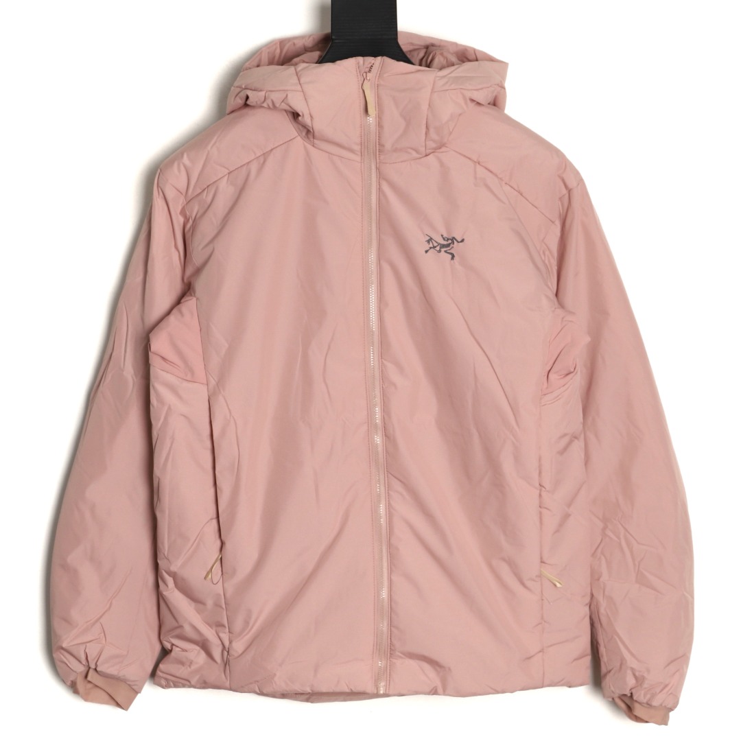 🔝ARC`TERYX 始祖鸟 ATOM 阿童木 情侣同款防风保暖纯色休闲运动连帽棉服外套 
Atom 作为鸟家棉服系列的代表做产品，这款阿童木棉服可谓是鸟的经典作品!
Atom保暖服，取代了原来的成为Atom系列棉服中最厚的一款。通过逐年的升级为新版的Atom的新型的保暖棉服!比抓绒衣更保暖和轻便。适合极寒冷天气里做内胆，或者深秋初冬气候下单独外穿。面料仍为带防泼水涂层的Gossamera防撕裂尼龙面料。内层添加的保温材料则采用了3种密度(120860)的C棉来保证躯体不同部位保暖，透气的不同需要都得到满足，产地变为:孟加拉
定位：该款用途广泛的Coreloft保暖衣，既可在寒冷干燥天气作为外套使用，也可作为中间层使用。
特征
1、轻便、耐久的防风面料，可耐磨，采用DWR防泼水处理，可防潮。
2、CoreloftTM合成保暖材料保暖强韧
3、可与头盔配套使用的保暖风帽
4、针织弹性袖口小巧轻便，方便穿着
5、可调节下摆抽绳可防止寒气入侵
面料：GossameraTM-100%尼龙 CoreloftM120保暖材料(120g/m2) Coreloft80保暖材料(80g/m2) Coreloft60保暖材料(60g/m2)
适用：各种活动
剪裁：运动剪裁，衣长至臀部

颜色：黑色 隐秘灰 育空黄 粉色
R1 SIZE:XS-XXL