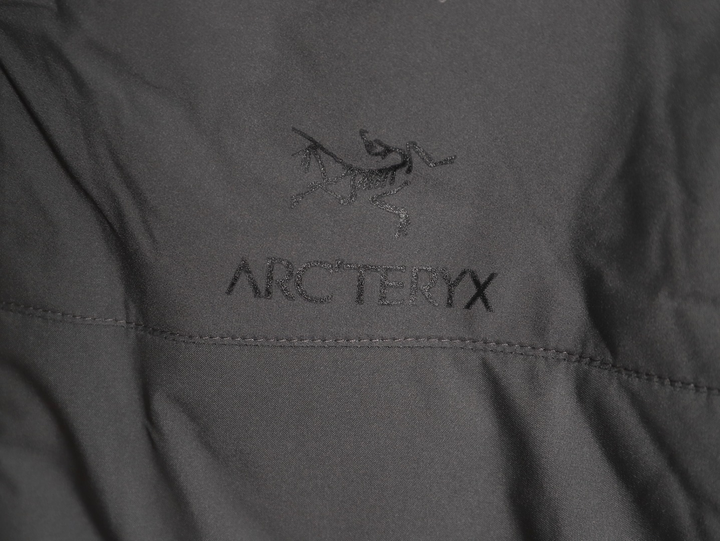 🔝Arc·teryx 始祖鸟男女款军鸟棉服 Leaf Cold  Gen 2 防风保暖连帽棉服
冬季 情侣款军版向导级防风软壳厚棉服!这款外层用了N40p WINDSTOPPER 2L面料，填充Coreloft 100克级保暖棉，填补了军鸟中等厚度棉服的空白。属于Cold  系列的有帽版本，全防风，很好的保暖，穿着轻巧舒适是其主要特点！一般作为外套使用，搭配其他中层和内衣使用。衣服面料为大名鼎鼎的windstopper面料,n40p 面料柔软度介于老款的Gossamera和Fusion的WS。所以既可用于外套，也可以搭配冲锋衣中间层使用. 特点： 1：外层WINDSTOPPER面料全防风，并有一定的防泼水，露，雪等能力，柔软度和耐用性均衡。填充材料Coreloft 有优秀的暖重比和热绝缘效率，易压缩性。拒水性很好。 2：内部腰部收紧拉链竖直设计最大效果防止和战术腰带发生钩挂和磨损。 3：肩部和手肘立体剪裁，具有优秀的运动性，不影响各种战术动作。 4：内部有一个带拉链的胸袋，外部有两个带拉链的插手袋，里面有开口可保证通讯线缆通过。左右双臂都有带拉链的臂袋，里面有挂环，可以利用臂袋存放物品。
顶级配置1:1面料 做工，棉服！低调奢华，保暖性不输羽绒！
黑色   狼灰色  鳄鱼色
R1 SIZE:S-XXL