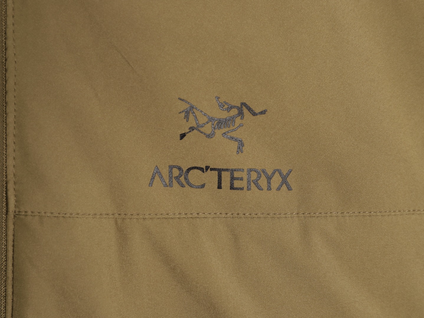 🔝Arc·teryx 始祖鸟男女款军鸟棉服 Leaf Cold  Gen 2 防风保暖连帽棉服
冬季 情侣款军版向导级防风软壳厚棉服!这款外层用了N40p WINDSTOPPER 2L面料，填充Coreloft 100克级保暖棉，填补了军鸟中等厚度棉服的空白。属于Cold  系列的有帽版本，全防风，很好的保暖，穿着轻巧舒适是其主要特点！一般作为外套使用，搭配其他中层和内衣使用。衣服面料为大名鼎鼎的windstopper面料,n40p 面料柔软度介于老款的Gossamera和Fusion的WS。所以既可用于外套，也可以搭配冲锋衣中间层使用. 特点： 1：外层WINDSTOPPER面料全防风，并有一定的防泼水，露，雪等能力，柔软度和耐用性均衡。填充材料Coreloft 有优秀的暖重比和热绝缘效率，易压缩性。拒水性很好。 2：内部腰部收紧拉链竖直设计最大效果防止和战术腰带发生钩挂和磨损。 3：肩部和手肘立体剪裁，具有优秀的运动性，不影响各种战术动作。 4：内部有一个带拉链的胸袋，外部有两个带拉链的插手袋，里面有开口可保证通讯线缆通过。左右双臂都有带拉链的臂袋，里面有挂环，可以利用臂袋存放物品。
顶级配置1:1面料 做工，棉服！低调奢华，保暖性不输羽绒！
黑色   狼灰色  鳄鱼色
R1 SIZE:S-XXL