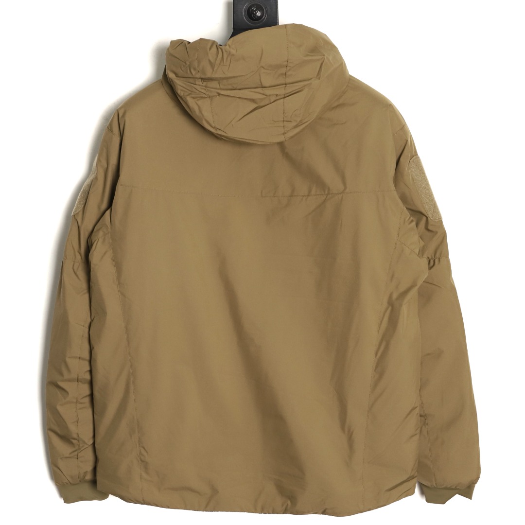 🔝Arc·teryx 始祖鸟男女款军鸟棉服 Leaf Cold  Gen 2 防风保暖连帽棉服
冬季 情侣款军版向导级防风软壳厚棉服!这款外层用了N40p WINDSTOPPER 2L面料，填充Coreloft 100克级保暖棉，填补了军鸟中等厚度棉服的空白。属于Cold  系列的有帽版本，全防风，很好的保暖，穿着轻巧舒适是其主要特点！一般作为外套使用，搭配其他中层和内衣使用。衣服面料为大名鼎鼎的windstopper面料,n40p 面料柔软度介于老款的Gossamera和Fusion的WS。所以既可用于外套，也可以搭配冲锋衣中间层使用. 特点： 1：外层WINDSTOPPER面料全防风，并有一定的防泼水，露，雪等能力，柔软度和耐用性均衡。填充材料Coreloft 有优秀的暖重比和热绝缘效率，易压缩性。拒水性很好。 2：内部腰部收紧拉链竖直设计最大效果防止和战术腰带发生钩挂和磨损。 3：肩部和手肘立体剪裁，具有优秀的运动性，不影响各种战术动作。 4：内部有一个带拉链的胸袋，外部有两个带拉链的插手袋，里面有开口可保证通讯线缆通过。左右双臂都有带拉链的臂袋，里面有挂环，可以利用臂袋存放物品。
顶级配置1:1面料 做工，棉服！低调奢华，保暖性不输羽绒！
黑色   狼灰色  鳄鱼色
R1 SIZE:S-XXL