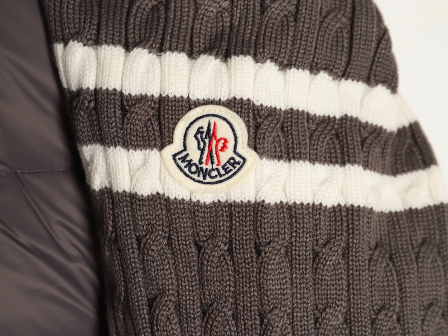 Moncler 蒙口 Padded Corduroy系列 FW24 拉链拼接袖轻便针织开衫羽绒服