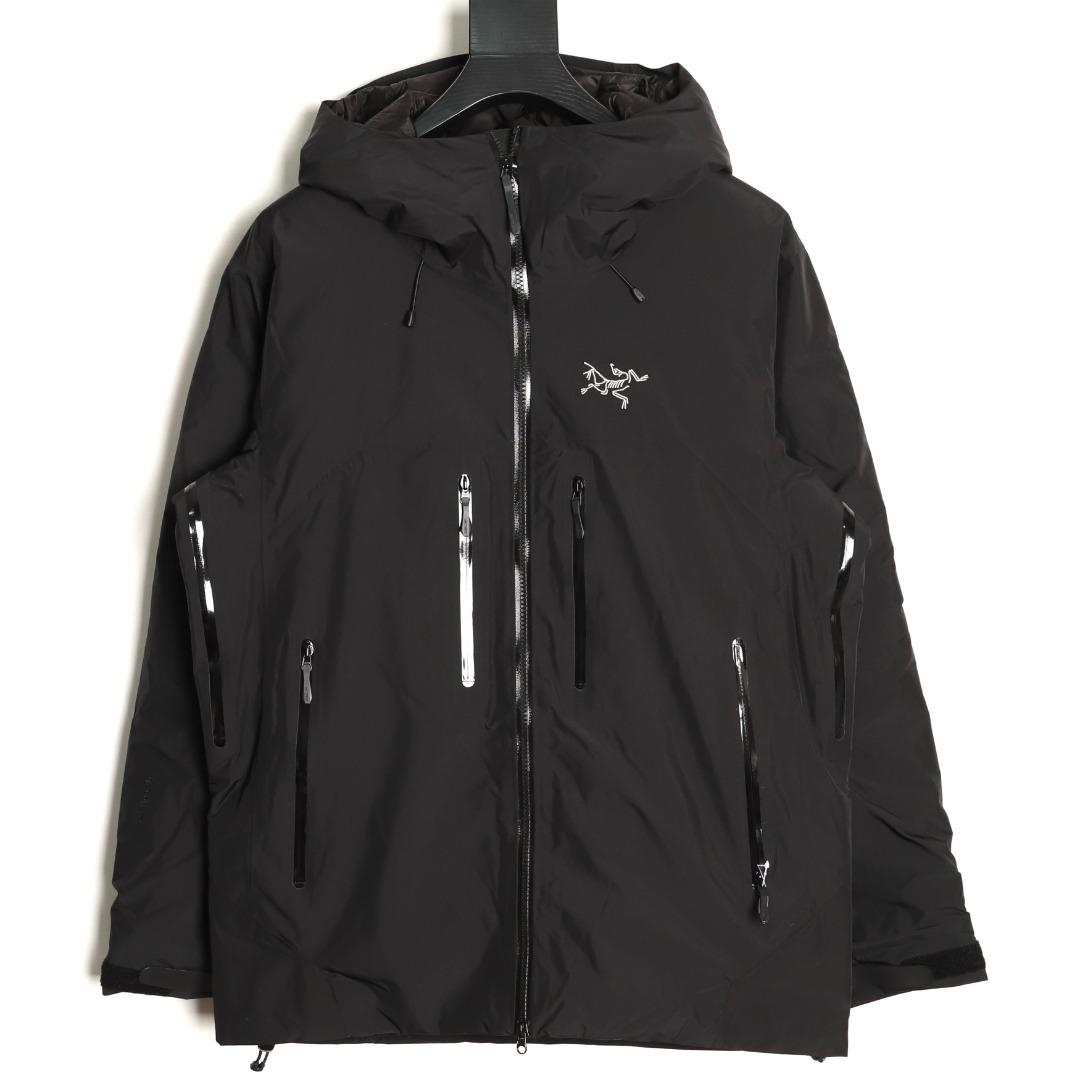 本地自取💰580
🔝ARC`TERYX 始祖鸟 BETA DOWN insulated 贝塔羽绒服
高版本牛货🐮区别市场垃级货🗯️同图不同价为版本不同 ✅不要被外面同文案 盗图党混发低价格拿高奢图迷惑。收到一对比品质就知道差距在哪里啦，不吹虚 认准终端不保证我的品都是最便宜的，但绝对保证对得起兄弟们每分血汗钱！ 独家臻品
男女款冲锋衣 情侣款羽绒服
       新款Beta Down男女同款贝塔羽绒服 鸟家唯一一款能和ai媲美的羽绒服就好像在变戏法把BETA LT+Cerium LT 缝到一起了这种戏法应该还是有点挑战不得不佩服乌的工艺，准确地来说是鸟在23AW推陈出新的门面担当，凭借Beta 系列敦实的基础，难以企及的 +GORE-TEX和内衬 Coreloft Continuous80综合素质尤为过硬。再加上Arato 20和腋下拉链的搭配以及StormHood 可调节帽檐，蓬松度850和充绒量125.87g都超过 ai，重量更是轻仅为760g，腋下有拉链，休闲通勤适应性更优。上身很轻薄但保暖性又是独一档，即使是在种类繁多的ARC‘TERYX各系列之中这样的配置和全面体验感也称得上天衣无缝
颜色: 黑色暖石灰
R1 尺码：S-XXL