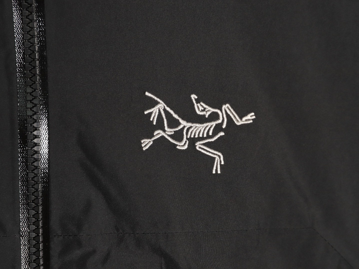 本地自取💰580
🔝ARC`TERYX 始祖鸟 BETA DOWN insulated 贝塔羽绒服
高版本牛货🐮区别市场垃级货🗯️同图不同价为版本不同 ✅不要被外面同文案 盗图党混发低价格拿高奢图迷惑。收到一对比品质就知道差距在哪里啦，不吹虚 认准终端不保证我的品都是最便宜的，但绝对保证对得起兄弟们每分血汗钱！ 独家臻品
男女款冲锋衣 情侣款羽绒服
       新款Beta Down男女同款贝塔羽绒服 鸟家唯一一款能和ai媲美的羽绒服就好像在变戏法把BETA LT+Cerium LT 缝到一起了这种戏法应该还是有点挑战不得不佩服乌的工艺，准确地来说是鸟在23AW推陈出新的门面担当，凭借Beta 系列敦实的基础，难以企及的 +GORE-TEX和内衬 Coreloft Continuous80综合素质尤为过硬。再加上Arato 20和腋下拉链的搭配以及StormHood 可调节帽檐，蓬松度850和充绒量125.87g都超过 ai，重量更是轻仅为760g，腋下有拉链，休闲通勤适应性更优。上身很轻薄但保暖性又是独一档，即使是在种类繁多的ARC‘TERYX各系列之中这样的配置和全面体验感也称得上天衣无缝
颜色: 黑色暖石灰
R1 尺码：S-XXL