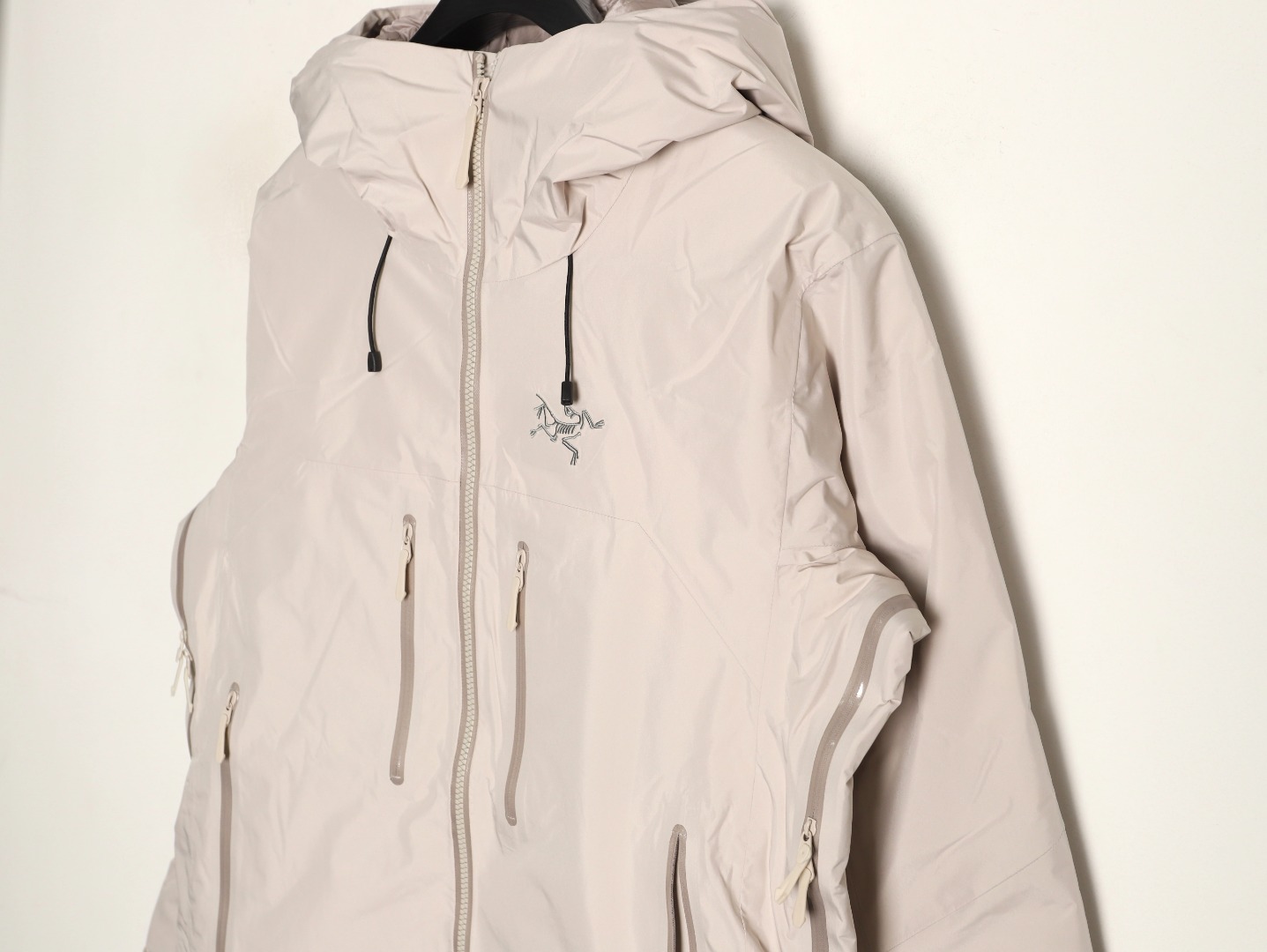 本地自取💰580
🔝ARC`TERYX 始祖鸟 BETA DOWN insulated 贝塔羽绒服
高版本牛货🐮区别市场垃级货🗯️同图不同价为版本不同 ✅不要被外面同文案 盗图党混发低价格拿高奢图迷惑。收到一对比品质就知道差距在哪里啦，不吹虚 认准终端不保证我的品都是最便宜的，但绝对保证对得起兄弟们每分血汗钱！ 独家臻品
男女款冲锋衣 情侣款羽绒服
       新款Beta Down男女同款贝塔羽绒服 鸟家唯一一款能和ai媲美的羽绒服就好像在变戏法把BETA LT+Cerium LT 缝到一起了这种戏法应该还是有点挑战不得不佩服乌的工艺，准确地来说是鸟在23AW推陈出新的门面担当，凭借Beta 系列敦实的基础，难以企及的 +GORE-TEX和内衬 Coreloft Continuous80综合素质尤为过硬。再加上Arato 20和腋下拉链的搭配以及StormHood 可调节帽檐，蓬松度850和充绒量125.87g都超过 ai，重量更是轻仅为760g，腋下有拉链，休闲通勤适应性更优。上身很轻薄但保暖性又是独一档，即使是在种类繁多的ARC‘TERYX各系列之中这样的配置和全面体验感也称得上天衣无缝
颜色: 黑色暖石灰
R1 尺码：S-XXL