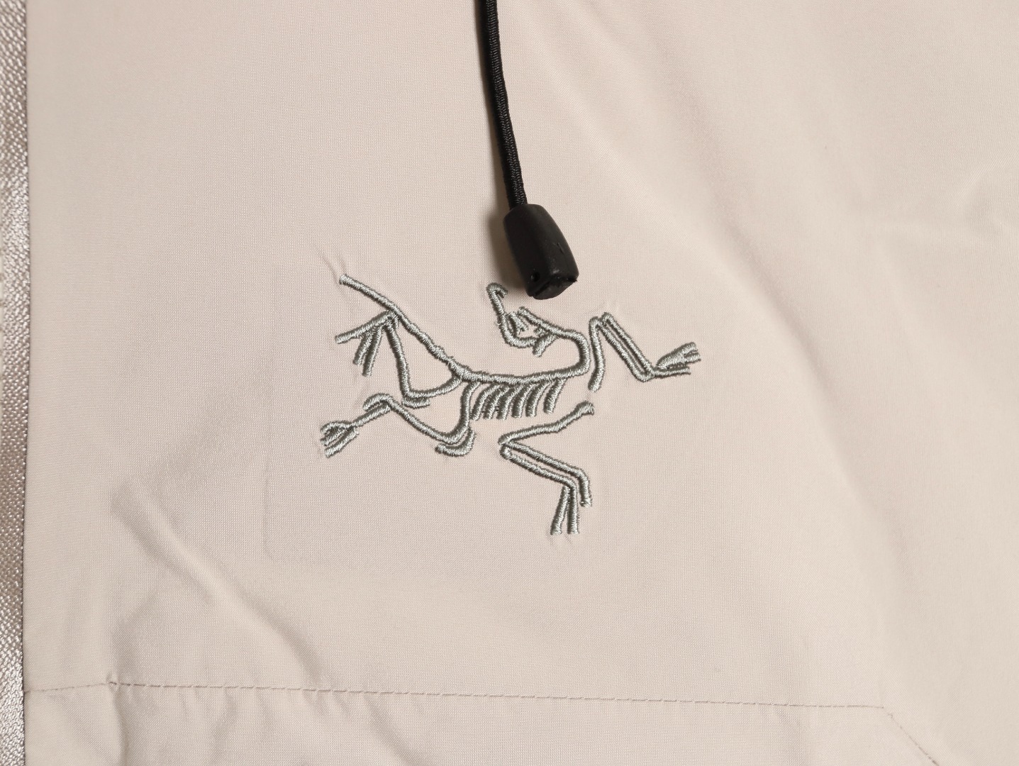 本地自取💰580
🔝ARC`TERYX 始祖鸟 BETA DOWN insulated 贝塔羽绒服
高版本牛货🐮区别市场垃级货🗯️同图不同价为版本不同 ✅不要被外面同文案 盗图党混发低价格拿高奢图迷惑。收到一对比品质就知道差距在哪里啦，不吹虚 认准终端不保证我的品都是最便宜的，但绝对保证对得起兄弟们每分血汗钱！ 独家臻品
男女款冲锋衣 情侣款羽绒服
       新款Beta Down男女同款贝塔羽绒服 鸟家唯一一款能和ai媲美的羽绒服就好像在变戏法把BETA LT+Cerium LT 缝到一起了这种戏法应该还是有点挑战不得不佩服乌的工艺，准确地来说是鸟在23AW推陈出新的门面担当，凭借Beta 系列敦实的基础，难以企及的 +GORE-TEX和内衬 Coreloft Continuous80综合素质尤为过硬。再加上Arato 20和腋下拉链的搭配以及StormHood 可调节帽檐，蓬松度850和充绒量125.87g都超过 ai，重量更是轻仅为760g，腋下有拉链，休闲通勤适应性更优。上身很轻薄但保暖性又是独一档，即使是在种类繁多的ARC‘TERYX各系列之中这样的配置和全面体验感也称得上天衣无缝
颜色: 黑色暖石灰
R1 尺码：S-XXL