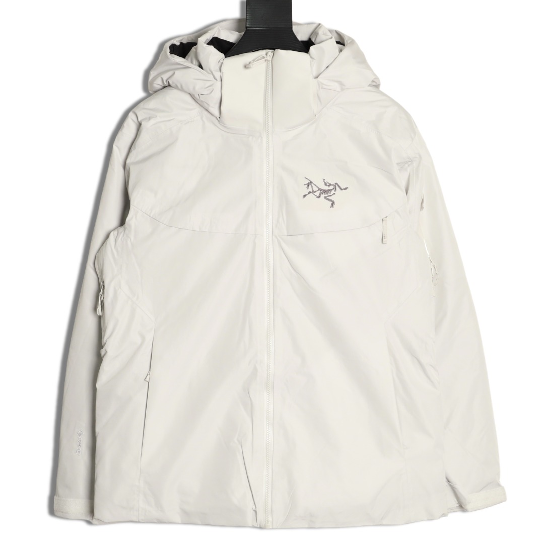 🔝ARC`TERYX 始祖鸟 Macai Jacket 冬季连帽经典大买菜羽绒服 防风 防水 保暖 滑雪服 羽绒服 无缝压胶,立体刺绣logo,最新GORE-TEX科技面料,防风,防水,透气!巧妙搭配保暖材料,长时间穿着舒适(Down CompositeMaing)把Coreloft合成纤维材料分布在帽兜、下摆和腋下等容易湿的地方,湿时仍能保暖;750立方英寸欧洲鹅绒则分布在主要部位和袖子,为身体提供所需的热量.免除劣质的困扰,保暖DropHood可以戴在标准的单双板滑雪上,并能随头部一起转动. 可拆卸风裙、网眼PowderGuard腋下通风口、网状WaterTight主拉链,这些性能既能防止风雪进入又能在深雪运动时快速散热. 整衣三层压胶工艺,全部贴带接缝,防风雨更佳,立体整形,更合身舒适. 压胶帽沿、可调抽绳、保暖兼容Drop Hood. WaterTight外侧拉链、主拉链、微织带拉链片、腋下配拉链,便于通风散热. 可调Velcro吀术贴调节带、可调下摆抽绳、隐形WaterTight拉链袖袋、内侧网眼袋、压胶拉链内侧胸袋、带盖按扣胸袋、两个WaterTight拉链口袋、网眼PowderGuard通风透气,设计可防止雪花进入体内. 作为鸟家顶级滑雪服系列的代表作产品,这款滑雪服可谓是鸟的经典作品! R1