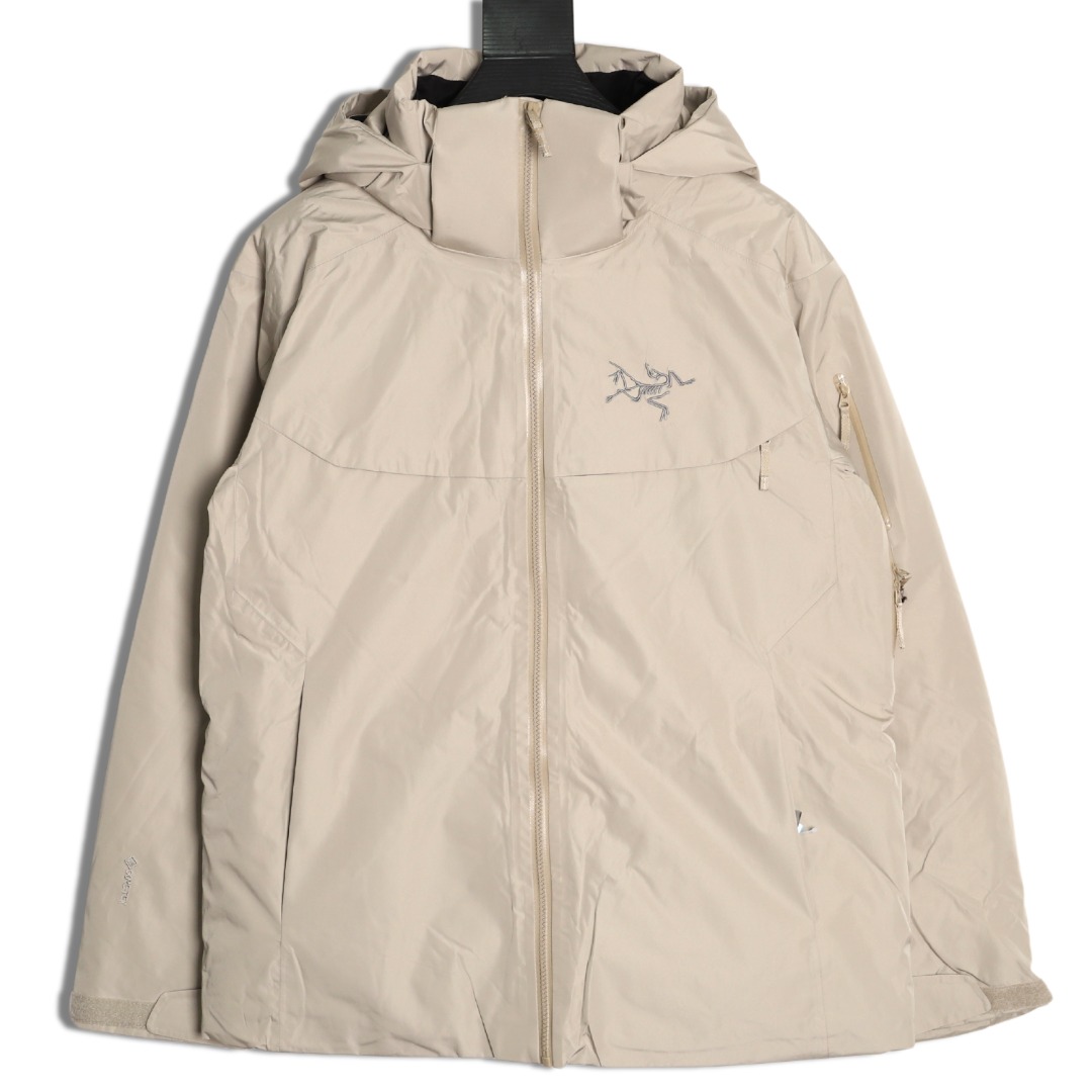 本地自取💰550
🔝ARC`TERYX 始祖鸟 Macai Jacket 冬季连帽经典大买菜羽绒服
防风 防水 保暖 滑雪服 羽绒服
无缝压胶，立体刺绣logo，最新GORE-TEX科技面料，防风 ，防水，透气！巧妙搭配保暖材料，长时间穿着舒适（Down CompositeMaing）把Coreloft合成纤维材料分布在帽兜、下摆和腋下等容易湿的地方，湿时仍能保暖；750立方英寸欧洲鹅绒则分布在主要部位和袖子，为身体提供所需的热量。免除劣质的困扰，保暖DropHood可以戴在标准的单双板滑雪上，并能随头部一起转动。
        可拆卸风裙、网眼PowderGuard腋下通风口、网状WaterTight主拉链，这些性能既能防止风雪进入又能在深雪运动时快速散热。 
        整衣三层压胶工艺，全部贴带接缝，防风雨更佳，立体整形，更合身舒适。 
        压胶帽沿、可调抽绳、保暖兼容Drop Hood。
        WaterTight外侧拉链、主拉链、微织带拉链片、腋下配拉链，便于通风散热。 
        可调Velcro吀术贴调节带、可调下摆抽绳、隐形WaterTight拉链袖袋、内侧网眼袋、压胶拉链内侧胸袋、带盖按扣胸袋、两个WaterTight拉链口袋、网眼PowderGuard通风透气，设计可防止雪花进入体内 。 
        作为鸟家顶级滑雪服系列的代表作产品，这款滑雪服可谓是鸟的经典作品！
R1 SIZE:S-XXL