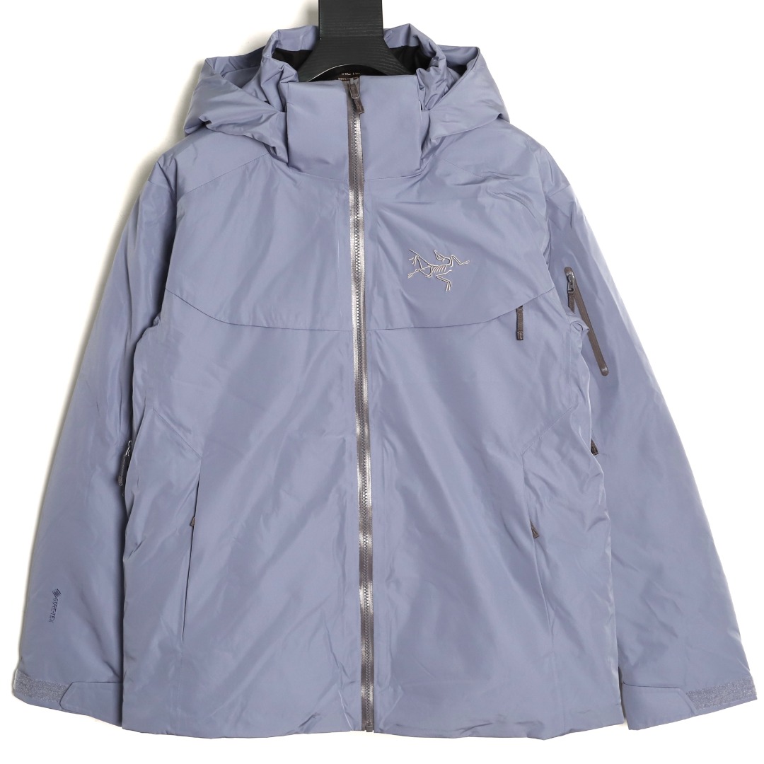 本地自取💰550
🔝ARC`TERYX 始祖鸟 Macai Jacket 冬季连帽经典大买菜羽绒服
防风 防水 保暖 滑雪服 羽绒服
无缝压胶，立体刺绣logo，最新GORE-TEX科技面料，防风 ，防水，透气！巧妙搭配保暖材料，长时间穿着舒适（Down CompositeMaing）把Coreloft合成纤维材料分布在帽兜、下摆和腋下等容易湿的地方，湿时仍能保暖；750立方英寸欧洲鹅绒则分布在主要部位和袖子，为身体提供所需的热量。免除劣质的困扰，保暖DropHood可以戴在标准的单双板滑雪上，并能随头部一起转动。
        可拆卸风裙、网眼PowderGuard腋下通风口、网状WaterTight主拉链，这些性能既能防止风雪进入又能在深雪运动时快速散热。 
        整衣三层压胶工艺，全部贴带接缝，防风雨更佳，立体整形，更合身舒适。 
        压胶帽沿、可调抽绳、保暖兼容Drop Hood。
        WaterTight外侧拉链、主拉链、微织带拉链片、腋下配拉链，便于通风散热。 
        可调Velcro吀术贴调节带、可调下摆抽绳、隐形WaterTight拉链袖袋、内侧网眼袋、压胶拉链内侧胸袋、带盖按扣胸袋、两个WaterTight拉链口袋、网眼PowderGuard通风透气，设计可防止雪花进入体内 。 
        作为鸟家顶级滑雪服系列的代表作产品，这款滑雪服可谓是鸟的经典作品！
R1 SIZE:S-XXL