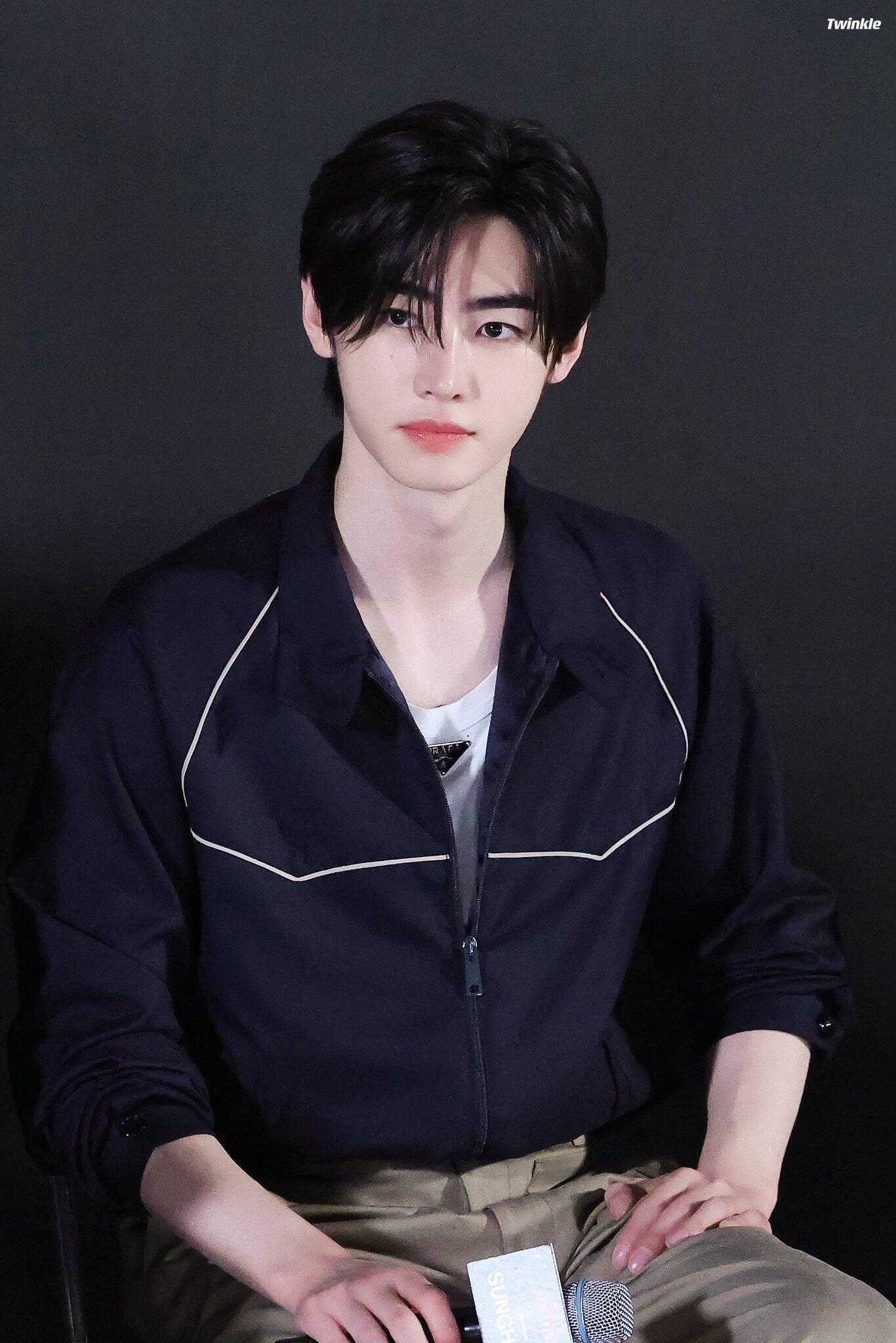 Prada 普拉达 25FW 线条立领夹克外套
上身效果#