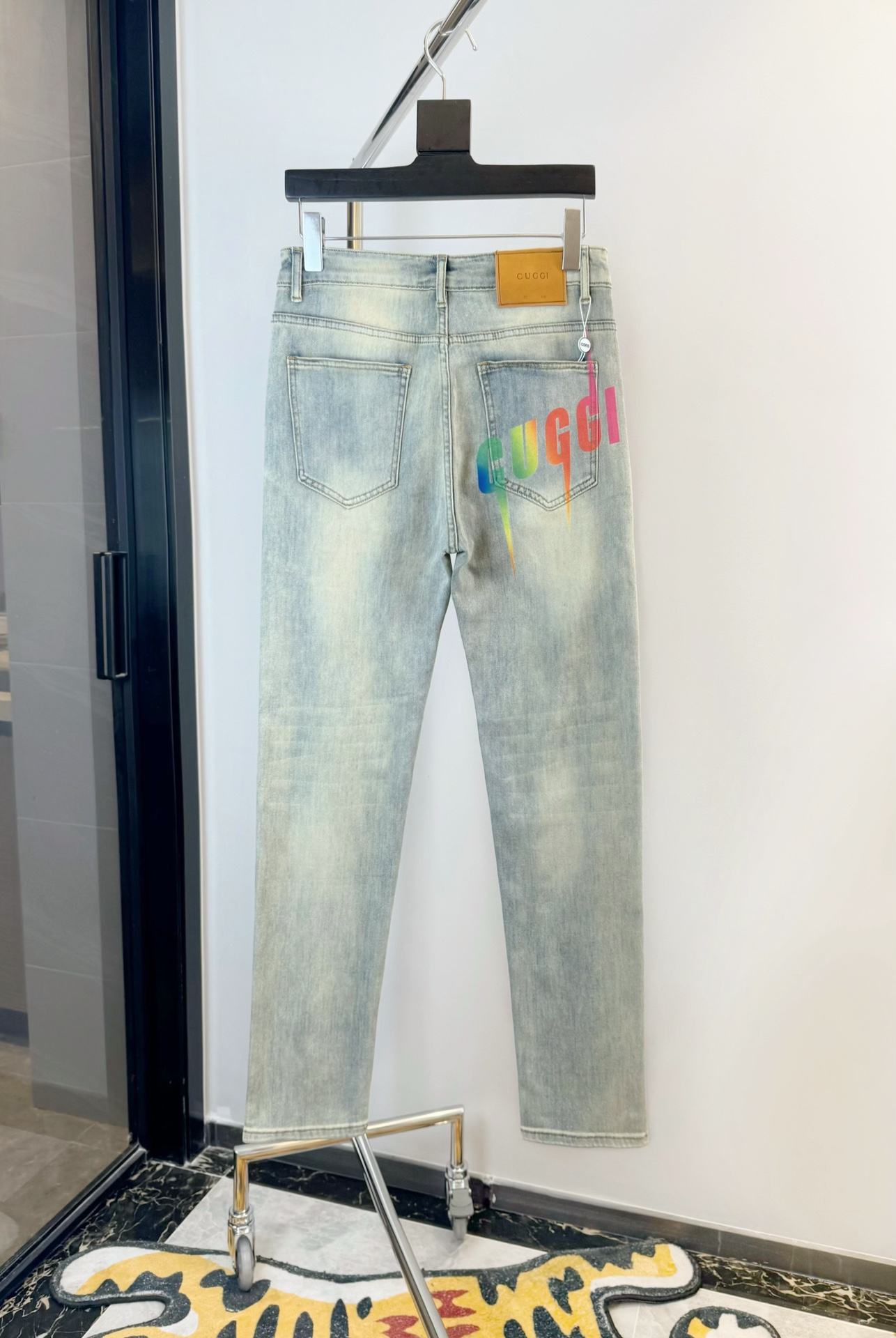 💰115
GUCCI古驰数码印花渐变色,2025欧洲专柜新款 超A代购级别海外贸易公司订单货源，顶级原单高端男士定制时尚修身小直筒牛仔裤。
颜色：图片色
尺码:M-L-XL-XXL
面料：丹宁水洗牛仔裤！奢华体验.客供贸易渠道，简约魅力的经典裤装采用客供丹宁牛仔 质感厚实舒适及透气效果也非常的好。高品质工艺化的裁剪堪称一流，整体非常精致，内外兼修铐边设计严丝合缝，运用聚股械针封边工艺彰显品牌奢华内在魅力品牌Logo字眼饱满厚实，凿刻型钮扣厚实严谨，给本平庸无奇的裤装带来了全新时尚品味