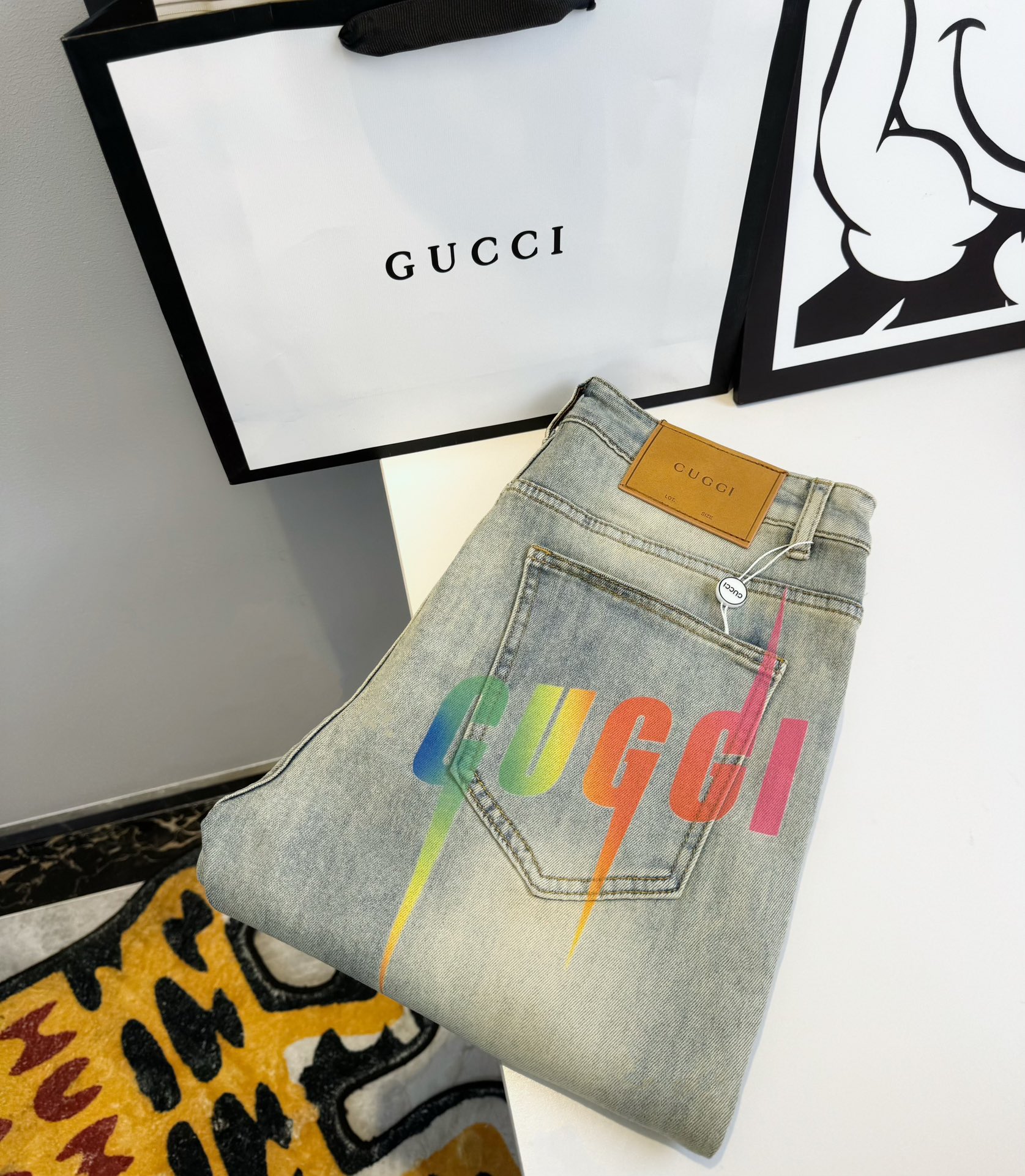 💰115
GUCCI古驰数码印花渐变色,2025欧洲专柜新款 超A代购级别海外贸易公司订单货源，顶级原单高端男士定制时尚修身小直筒牛仔裤。
颜色：图片色
尺码:M-L-XL-XXL
面料：丹宁水洗牛仔裤！奢华体验.客供贸易渠道，简约魅力的经典裤装采用客供丹宁牛仔 质感厚实舒适及透气效果也非常的好。高品质工艺化的裁剪堪称一流，整体非常精致，内外兼修铐边设计严丝合缝，运用聚股械针封边工艺彰显品牌奢华内在魅力品牌Logo字眼饱满厚实，凿刻型钮扣厚实严谨，给本平庸无奇的裤装带来了全新时尚品味