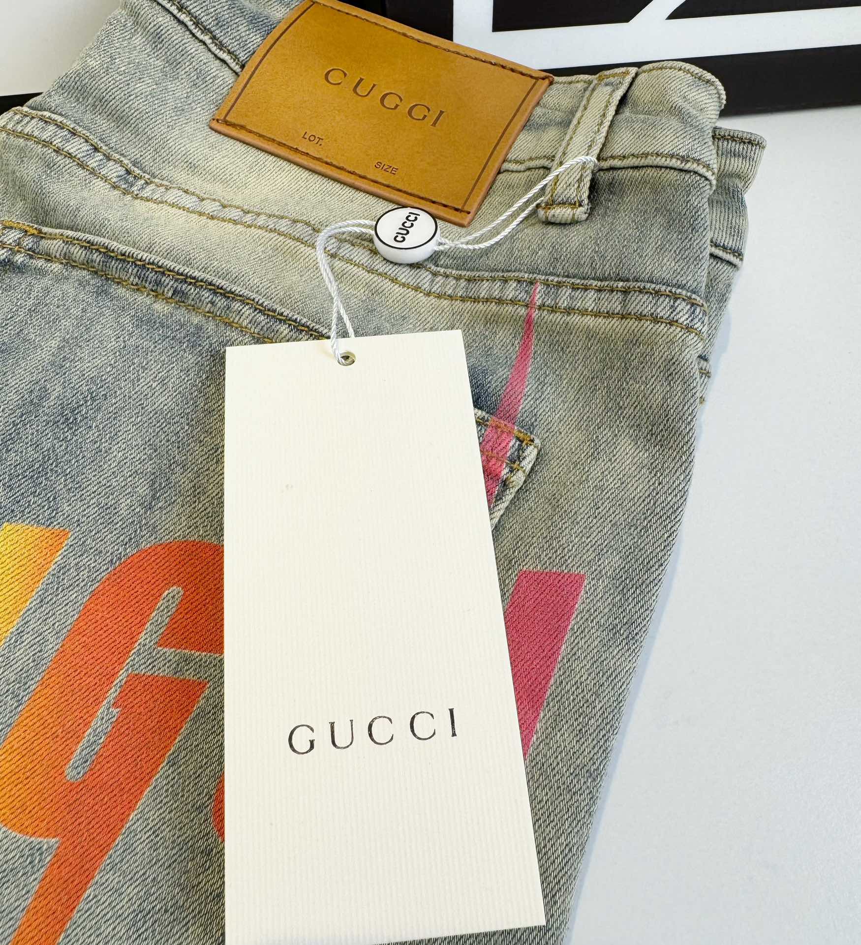 💰115
GUCCI古驰数码印花渐变色,2025欧洲专柜新款 超A代购级别海外贸易公司订单货源，顶级原单高端男士定制时尚修身小直筒牛仔裤。
颜色：图片色
尺码:M-L-XL-XXL
面料：丹宁水洗牛仔裤！奢华体验.客供贸易渠道，简约魅力的经典裤装采用客供丹宁牛仔 质感厚实舒适及透气效果也非常的好。高品质工艺化的裁剪堪称一流，整体非常精致，内外兼修铐边设计严丝合缝，运用聚股械针封边工艺彰显品牌奢华内在魅力品牌Logo字眼饱满厚实，凿刻型钮扣厚实严谨，给本平庸无奇的裤装带来了全新时尚品味