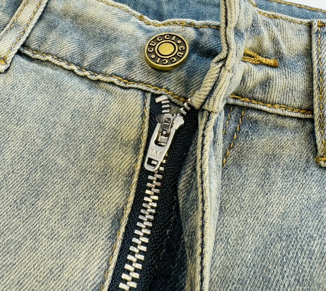 💰115
GUCCI古驰数码印花渐变色,2025欧洲专柜新款 超A代购级别海外贸易公司订单货源，顶级原单高端男士定制时尚修身小直筒牛仔裤。
颜色：图片色
尺码:M-L-XL-XXL
面料：丹宁水洗牛仔裤！奢华体验.客供贸易渠道，简约魅力的经典裤装采用客供丹宁牛仔 质感厚实舒适及透气效果也非常的好。高品质工艺化的裁剪堪称一流，整体非常精致，内外兼修铐边设计严丝合缝，运用聚股械针封边工艺彰显品牌奢华内在魅力品牌Logo字眼饱满厚实，凿刻型钮扣厚实严谨，给本平庸无奇的裤装带来了全新时尚品味