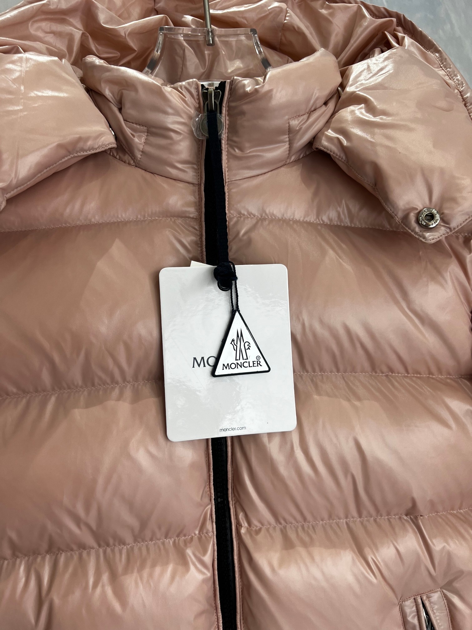 顶级过验版本🔥🔥全网最强🔥🔥先到先得 出厂价💰260
𝗠𝗼𝗻𝗰𝗹𝗲𝗿 /𝗺𝗮𝘆𝗮  026款 儿童玛雅羽绒服

儿童Maya短款羽绒夹克专为抵御寒冬天气设计，以高性能设计向山峦致敬。温暖羽绒夹克以儿童视角诠释标志性Moncler设计。
1⃣️材质采用nylon laque面料制成，独家定制，耐脏，更方便擦拭打理。
2⃣️点缀品牌标识，羊毛毡刺绣标，百灵达绣花机定桃万针电绣，进口绣线保证每字跑满、立体。清哳。可称最贵绣标！
3⃣️ 国际新标 90白鹅绒，进口鹅绒填充，进口防钻绒内胆布不跑绒。
4⃣️正面饰有拉链门襟闭合，瞬间锁温，全套五金拉链原厂定制，带有M家logo字样。