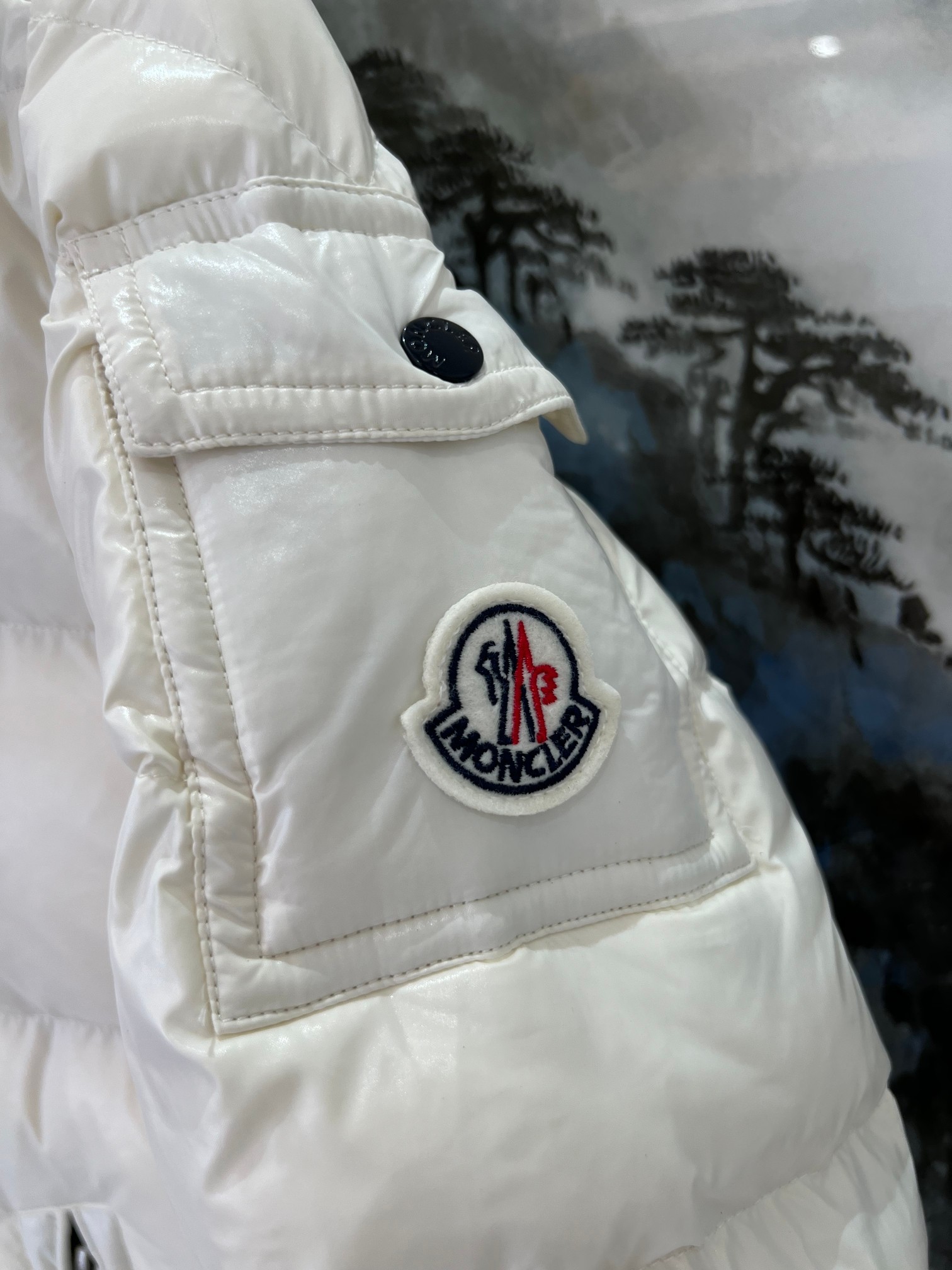 顶级过验版本🔥🔥全网最强🔥🔥先到先得 出厂价💰260
𝗠𝗼𝗻𝗰𝗹𝗲𝗿 /𝗺𝗮𝘆𝗮  026款 儿童玛雅羽绒服

儿童Maya短款羽绒夹克专为抵御寒冬天气设计，以高性能设计向山峦致敬。温暖羽绒夹克以儿童视角诠释标志性Moncler设计。
1⃣️材质采用nylon laque面料制成，独家定制，耐脏，更方便擦拭打理。
2⃣️点缀品牌标识，羊毛毡刺绣标，百灵达绣花机定桃万针电绣，进口绣线保证每字跑满、立体。清哳。可称最贵绣标！
3⃣️ 国际新标 90白鹅绒，进口鹅绒填充，进口防钻绒内胆布不跑绒。
4⃣️正面饰有拉链门襟闭合，瞬间锁温，全套五金拉链原厂定制，带有M家logo字样。