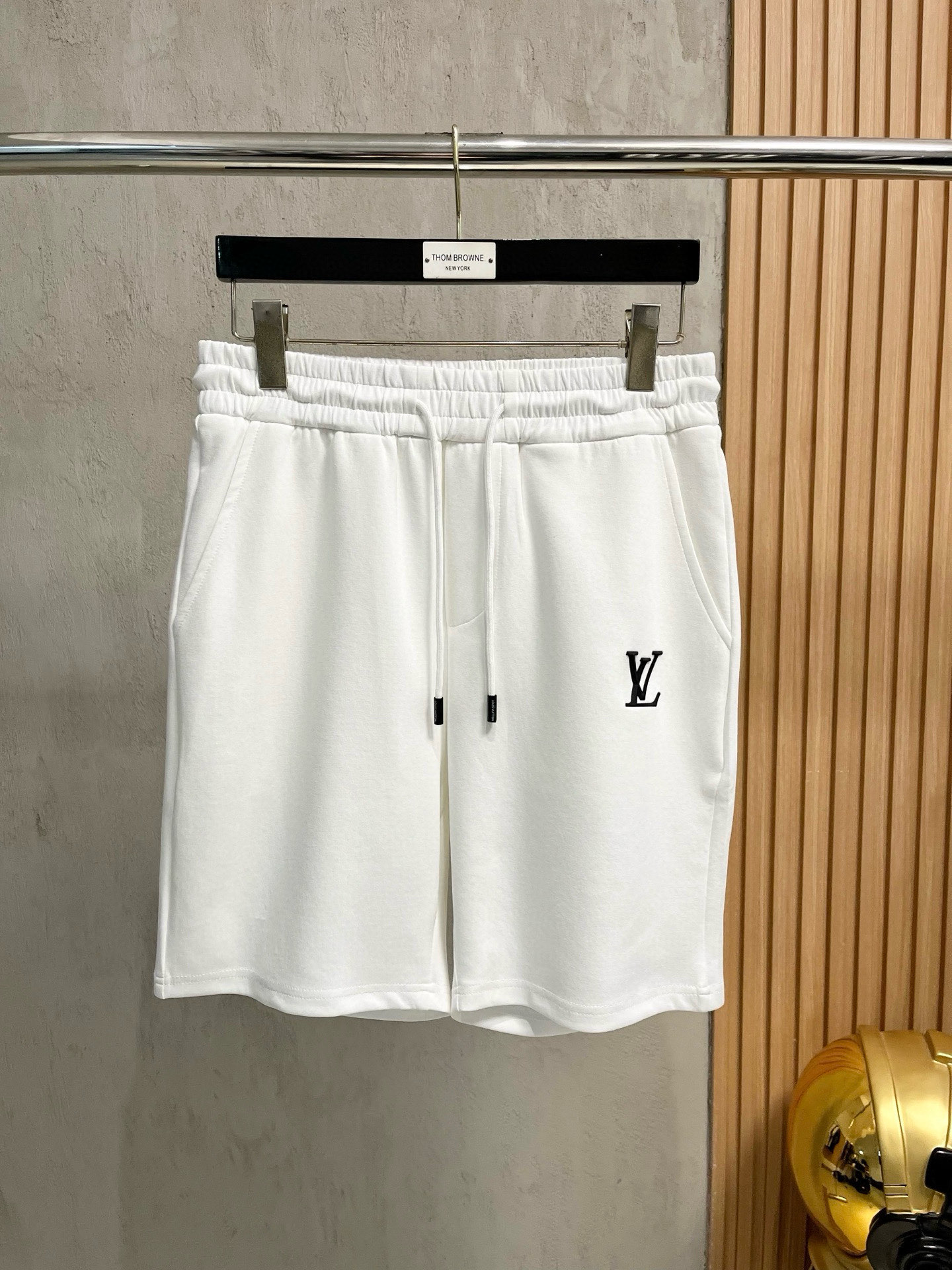 NO:482324,LV Louis Vuitton is coming. New 2025 spring and summer new casual pants and shorts, imported high-density custom fabric, comfortable, soft and skin-friendly, straight and not easy to wrinkle, simple and clear, super versatile, super fashionable and versatile, straight and stylish, a must-have for the wardrobe!  Suitable for any occasion, size M-3XL, louis vuitton, louis vuitton, shorts, alexander wang19860909LV路易威登 新款来袭 2025春夏新款休闲裤短裤,进口高密度定制面料,舒适柔软亲肤,笔挺不易起皱,简单明了,超级百搭上身效果超级棒时尚百搭,笔挺有型,衣橱必备！适合任何场合穿着,码数M-3XL,,louis vuitton,louis vuitton,shorts,alexander wang,Men's clothing