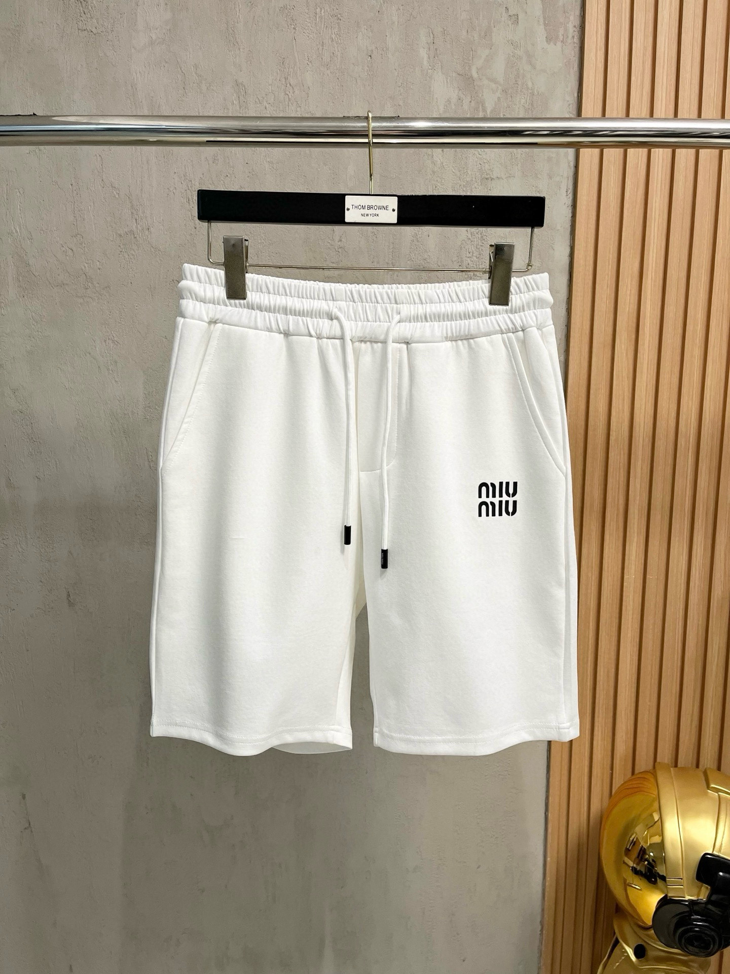 NO:482315,MIU MIU Miu Miu New style is coming 2025 spring and summer new casual pants and shorts, imported high-density custom fabric, comfortable, soft and skin-friendly, straight and not easy to wrinkle, simple and clear, super versatile, super fashionable and versatile, straight and stylish, a must-have for the wardrobe!  Suitable for any occasion, size M-3XL, miumiu, shorts, alexander wang19860909MIU MIU缪缪 新款来袭 2025春夏新款休闲裤短裤,进口高密度定制面料,舒适柔软亲肤,笔挺不易起皱,简单明了,超级百搭上身效果超级棒时尚百搭,笔挺有型,衣橱必备！适合任何场合穿着,码数M-3XL,,miumiu,shorts,alexander wang,Men's clothing
