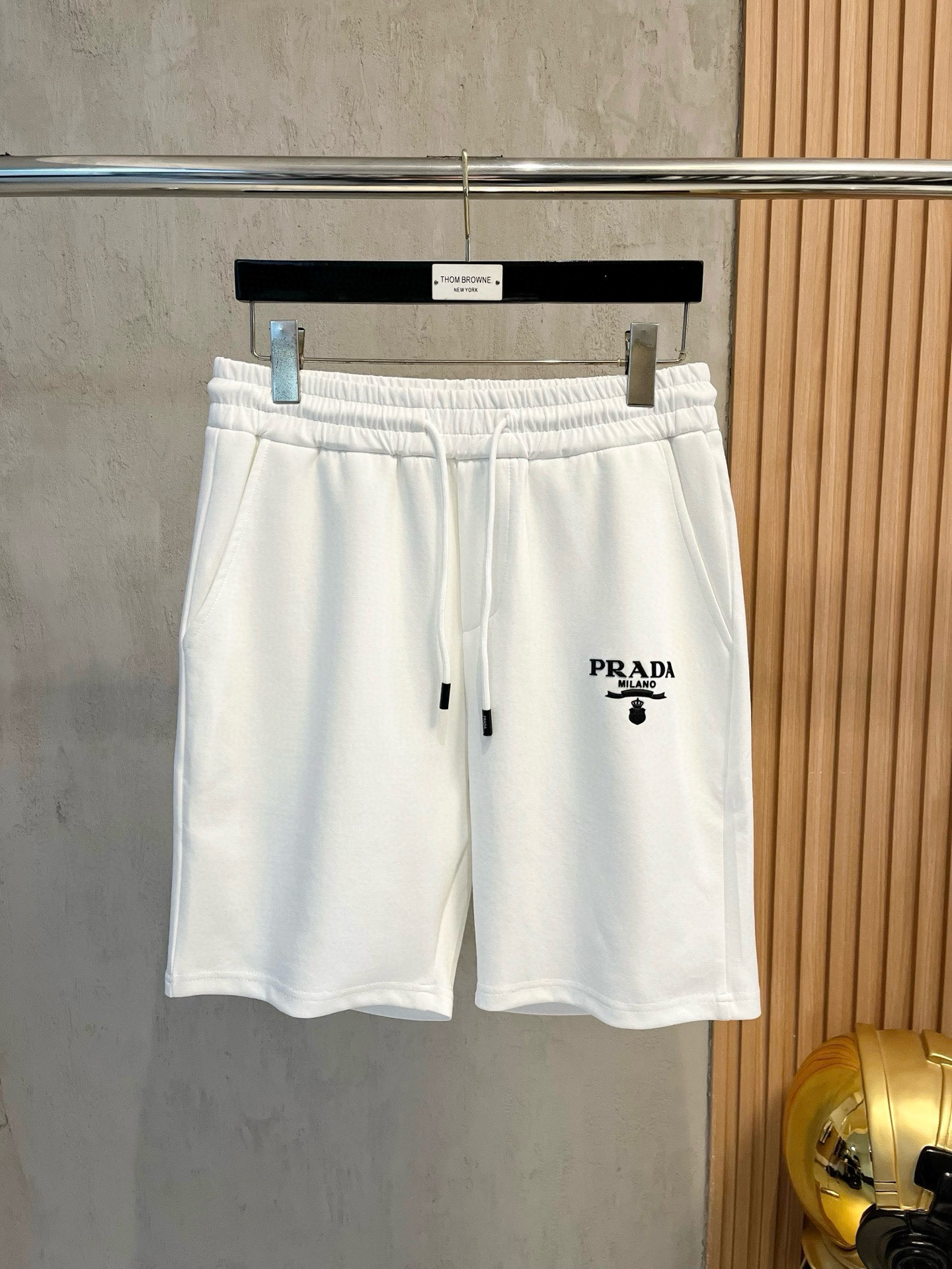 NO:482307,PRADA New style is coming 2025 spring and summer new casual pants and shorts, imported high-density custom fabric, comfortable, soft and skin-friendly, straight and not easy to wrinkle, simple and clear, super versatile, super fashionable and versatile, straight and stylish, a must-have for the wardrobe!  Suitable for any occasion, size M-3XL, prada, prada, shorts, alexander wang19860909PRADA普拉达 新款来袭 2025春夏新款休闲裤短裤,进口高密度定制面料,舒适柔软亲肤,笔挺不易起皱,简单明了,超级百搭上身效果超级棒时尚百搭,笔挺有型,衣橱必备！适合任何场合穿着,码数M-3XL,,prada,prada,shorts,alexander wang,Men's clothing