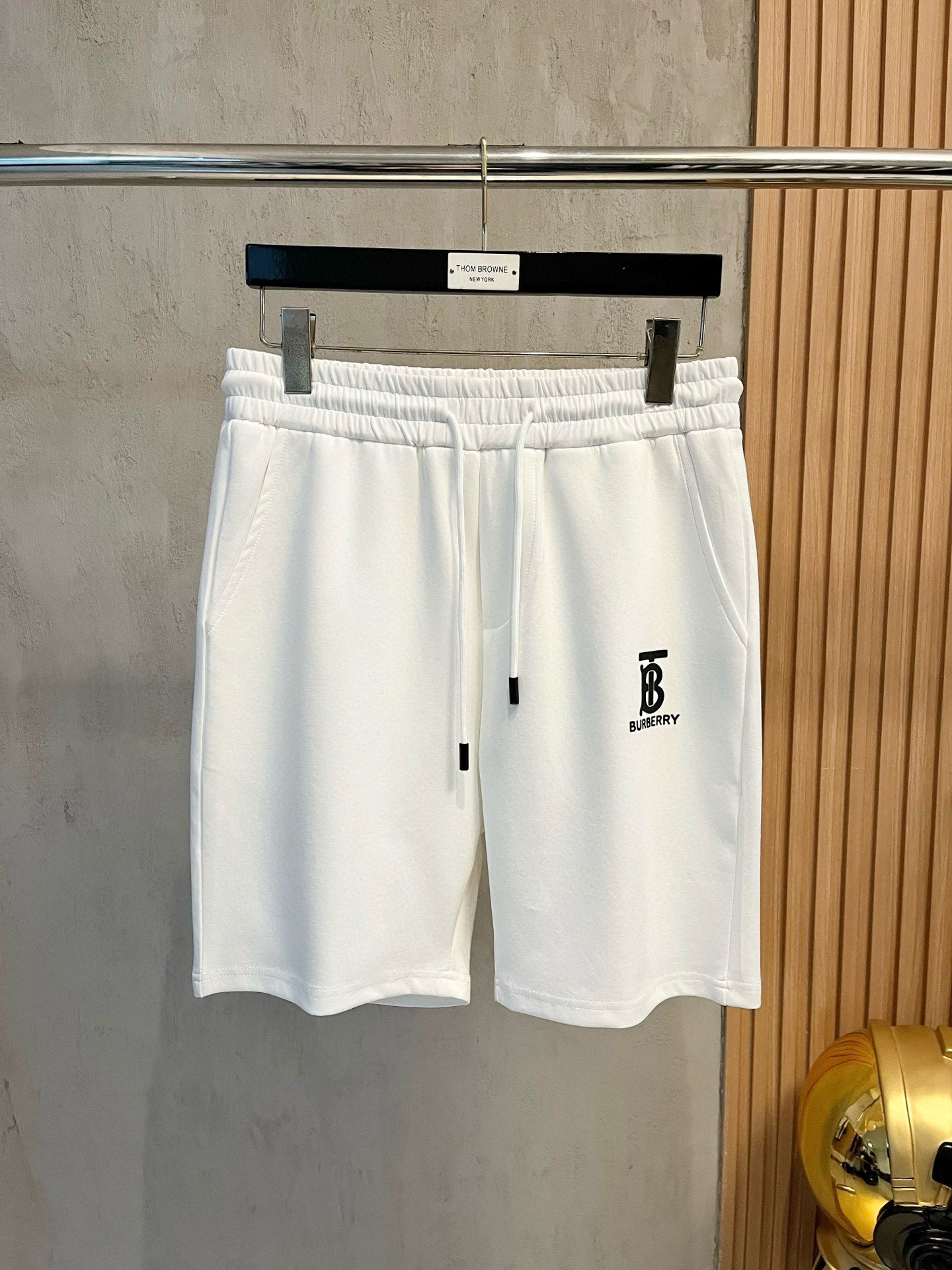 NO:482297,BURBERRY New Style is coming 2025 Spring and Summer New Leisure Pants and Shorts, imported high-density custom fabric, comfortable, soft and skin-friendly, straight and not easy to wrinkle, simple and clear, super versatile, super fashionable and versatile, straight and stylish, a must-have for the wardrobe!  Suitable for any occasion, size M-3XL, burberry, burberry, shorts, alexander wang19860909BURBERRY巴宝莉 新款来袭 2025春夏新款休闲裤短裤,进口高密度定制面料,舒适柔软亲肤,笔挺不易起皱,简单明了,超级百搭上身效果超级棒时尚百搭,笔挺有型,衣橱必备！适合任何场合穿着,码数M-3XL,,burberry,burberry,shorts,alexander wang,Men's clothing