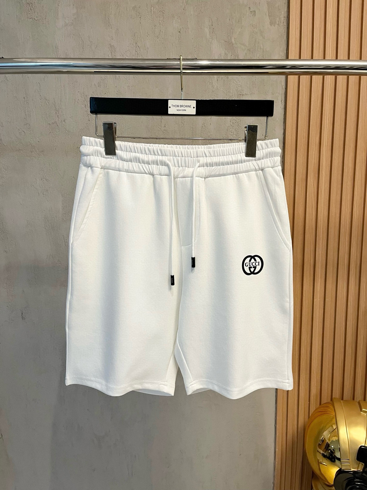 NO:482328,GUCCI Guqi New style is coming 2025 spring and summer new casual pants and shorts, imported high-density custom fabric, comfortable, soft and skin-friendly, straight and not easy to wrinkle, simple and clear, super versatile, super fashionable and versatile, straight and stylish, a must-have for the wardrobe!  Suitable for any occasion, size M-3XL, gucci, shorts, alexander wang19860909GUCCI古奇 新款来袭 2025春夏新款休闲裤短裤,进口高密度定制面料,舒适柔软亲肤,笔挺不易起皱,简单明了,超级百搭上身效果超级棒时尚百搭,笔挺有型,衣橱必备！适合任何场合穿着,码数M-3XL,,gucci,shorts,alexander wang,Men's clothing