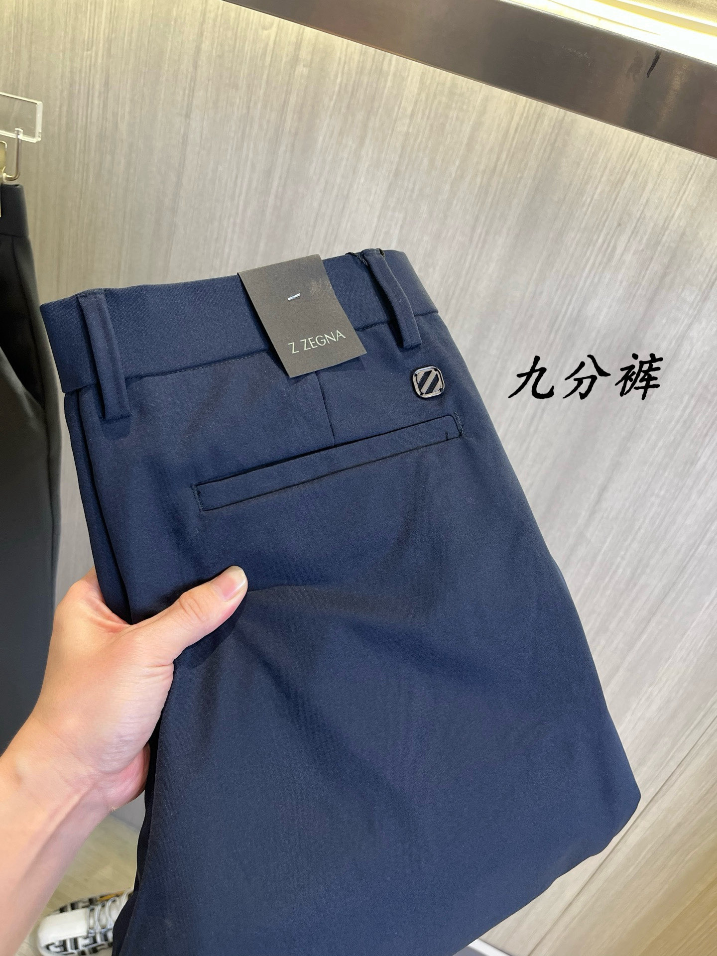 NO:915389,ZEGNA casual pants, trousers [nine-point pants] 2025SS spring and summer new style, special fabric for advanced custom pants, customized original hardware, heavy craftsmanship, fine lathe routing, customized fabrics, soft and comfortable, significant texture, exquisite accessories, great upper body effect, complete three standards, standard size 28-38 (no 35), shipped next day,,zegna,19860909ZEGNA杰尼亚 休闲裤 西裤【九分裤】2025SS春夏新款 高级定制裤子专用面料 定制原版五金 重工工艺打造 车工走线精细 定制面料 柔软舒适 质感显著 辅料精美 上身效果超赞 三标齐全 标准尺码28-38（无35）,隔天出货,,zegna,,Men's clothing