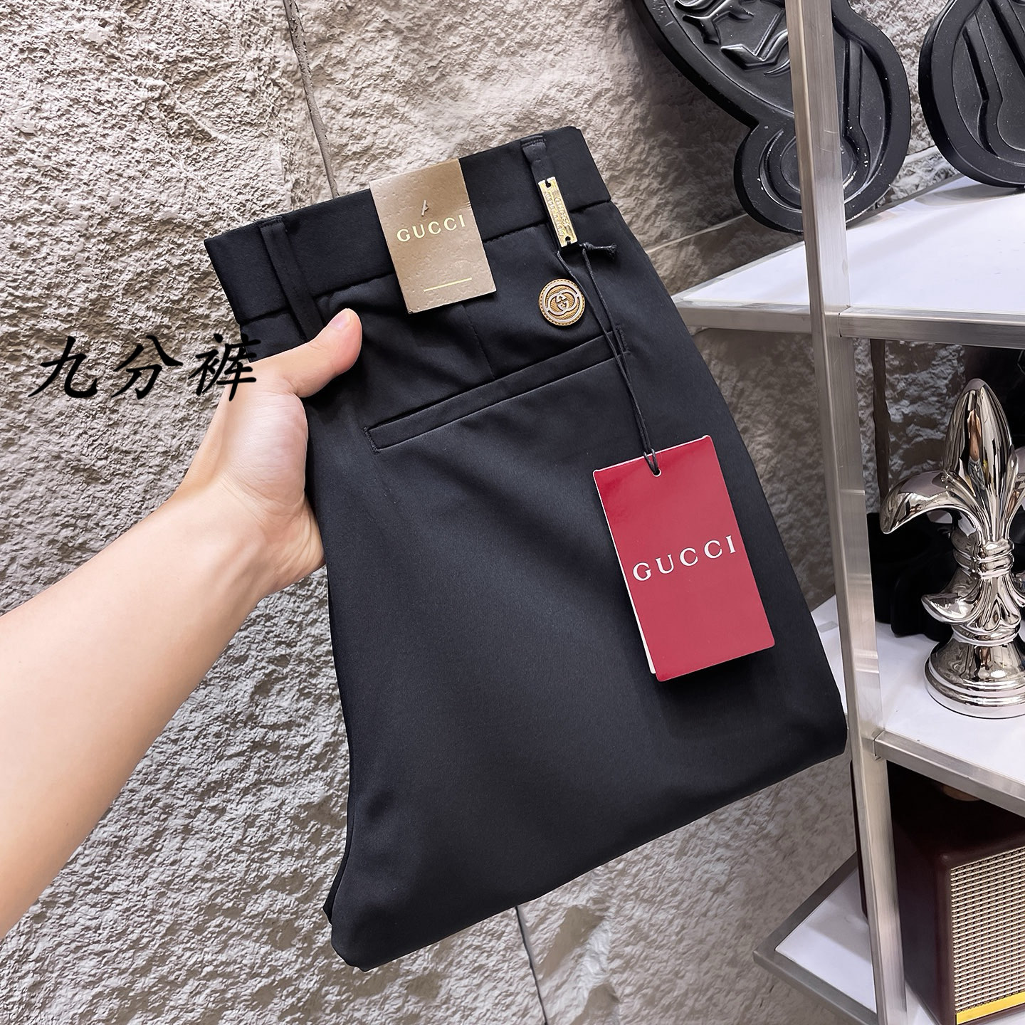 NO:910419,GUCCI casual pants, trousers [nine-point pants] 2026SS spring and summer new style, special fabric for advanced custom pants, customized original hardware, heavy craftsmanship, fine lathe wiring, customized fabric, soft and comfortable, significant texture, exquisite accessories, great upper body effect, complete three standards, standard size 29-38 (no 35), next day shipping,,gucci,19860909GUCCI古奇 休闲裤 西裤【九分裤】2026SS春夏新款 高级定制裤子专用面料 定制原版五金 重工工艺打造 车工走线精细 定制面料 柔软舒适 质感显著 辅料精美 上身效果超赞 三标齐全 标准尺码29-38（无35）,隔天出货,,gucci,,Men's clothing