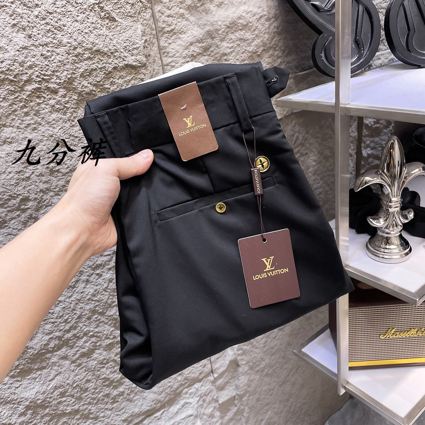 NO:910425,LV Louis Vuitton casual pants, trousers [nine-point pants] 2026SS spring and summer new style, special fabric for advanced custom trousers, customized original hardware, heavy craftsmanship, fine lathe routing, customized fabrics, soft and comfortable, significant texture, exquisite accessories, great upper body effect, complete three standards, standard sizes 29-38 (no 35), shipped next day,, louis vuitton, louis vuitton,19860909LV路易威登 休闲裤 西裤【九分裤】2026SS春夏新款 高级定制裤子专用面料 定制原版五金 重工工艺打造 车工走线精细 定制面料 柔软舒适 质感显著 辅料精美 上身效果超赞 三标齐全 标准尺码29-38（无35）,隔天出货,,louis vuitton,louis vuitton,,Men's clothing