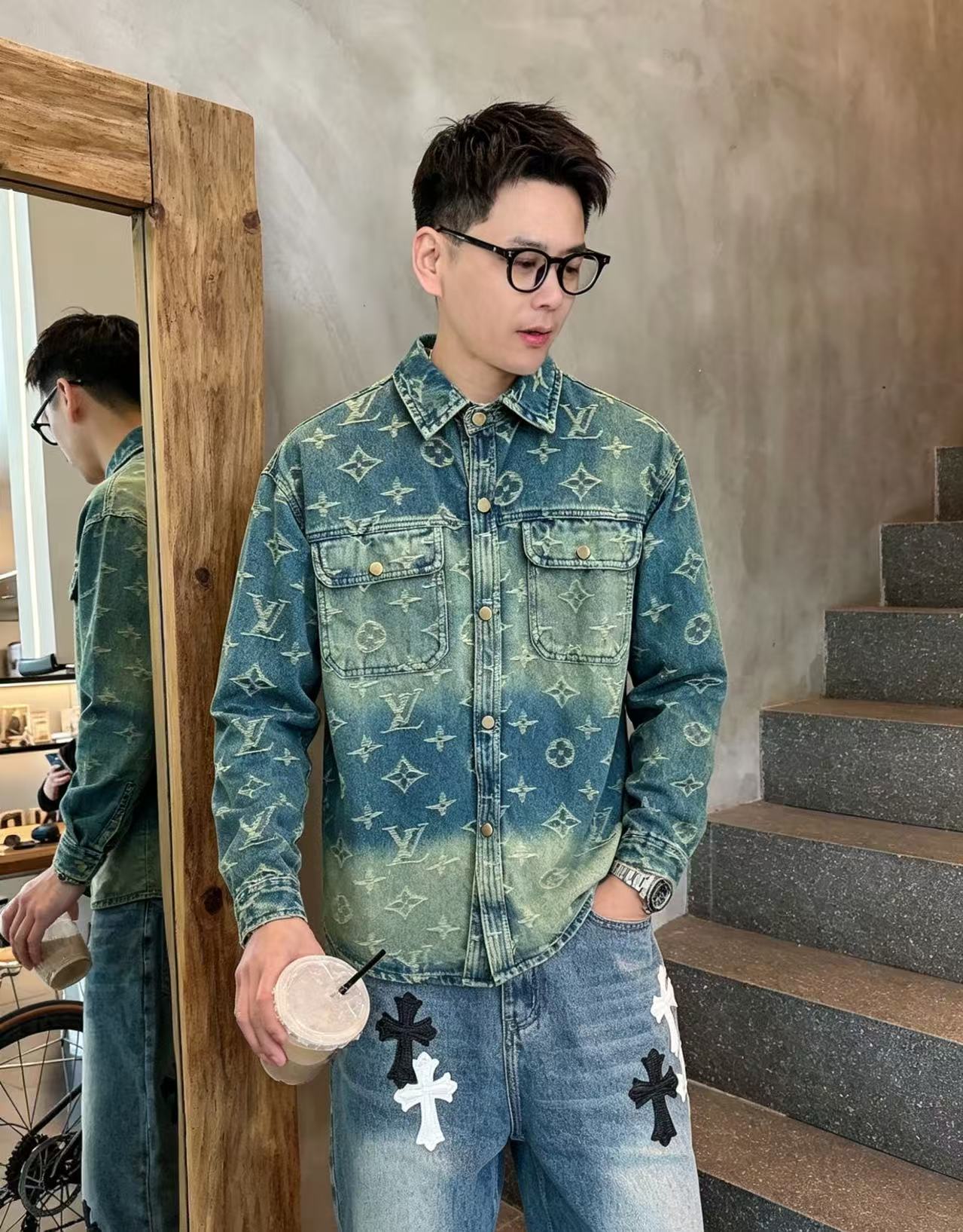NO:933500,LV Louis Vuitton long-sleeved shirt-style denim jacket is made of imported denim denim fabric, logo jacquard, heavy industrial washing, shirt-type top jacket, embellished with hardware buttons, crisp and stylish, unique angle new interpretation, fashionable and versatile choice!  Size M-3XL,,louis vuitton,louis vuitton,jackets & coats,19860909LV路易威登 长袖衬衣款牛仔外套 精选进口丹宁牛仔面料,logo提花,重工洗水,衬衣型上衣外套,五金纽扣点缀,挺括有型,独有的角度全新演绎 时尚百搭首选！码数M-3XL,,louis vuitton,louis vuitton,jackets & coats,,Men's clothing