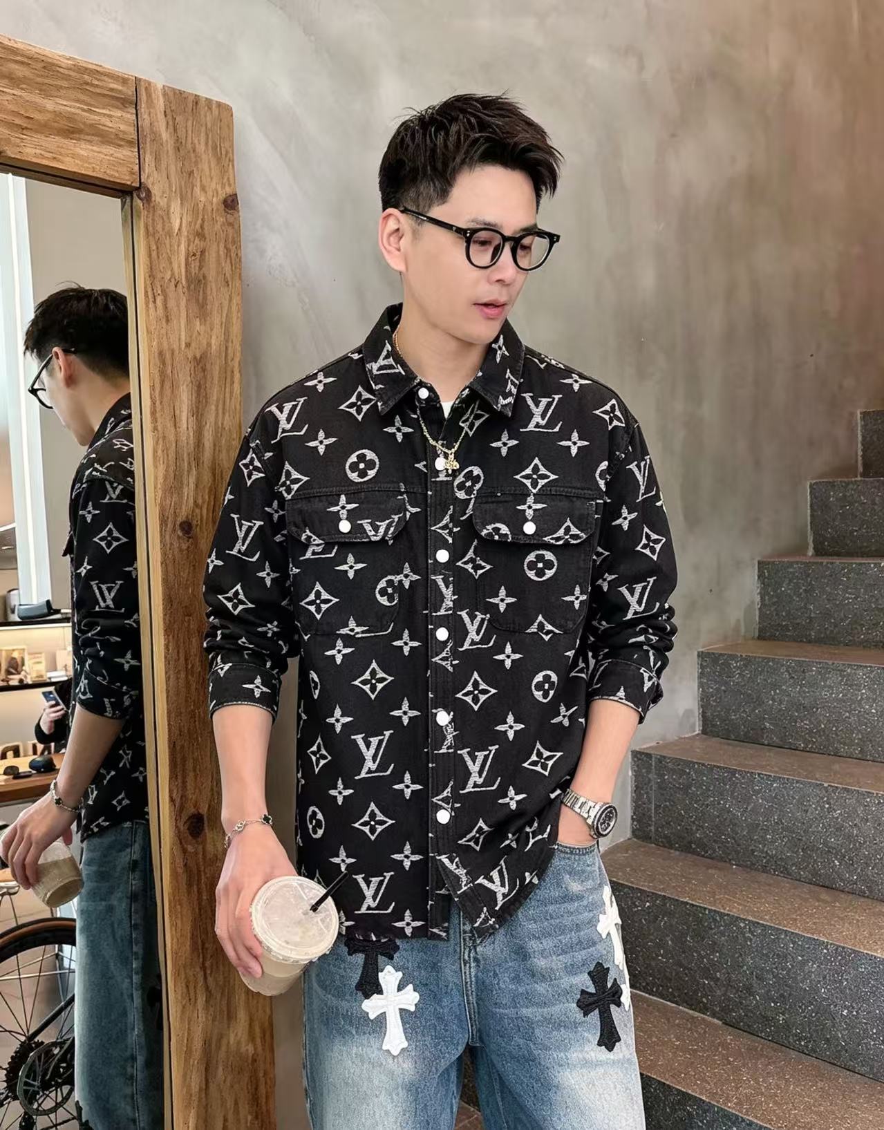 NO:933520,LV Louis Vuitton long-sleeved shirt-style denim jacket is made of imported denim denim fabric, logo jacquard, heavy industrial washing, shirt-type top jacket, embellished with hardware buttons, crisp and stylish, unique angle new interpretation, fashionable and versatile choice!  Size M-3XL,,louis vuitton,louis vuitton,jackets & coats,19860909LV路易威登 长袖衬衣款牛仔外套 精选进口丹宁牛仔面料,logo提花,重工洗水,衬衣型上衣外套,五金纽扣点缀,挺括有型,独有的角度全新演绎 时尚百搭首选！码数M-3XL,,louis vuitton,louis vuitton,jackets & coats,,Men's clothing