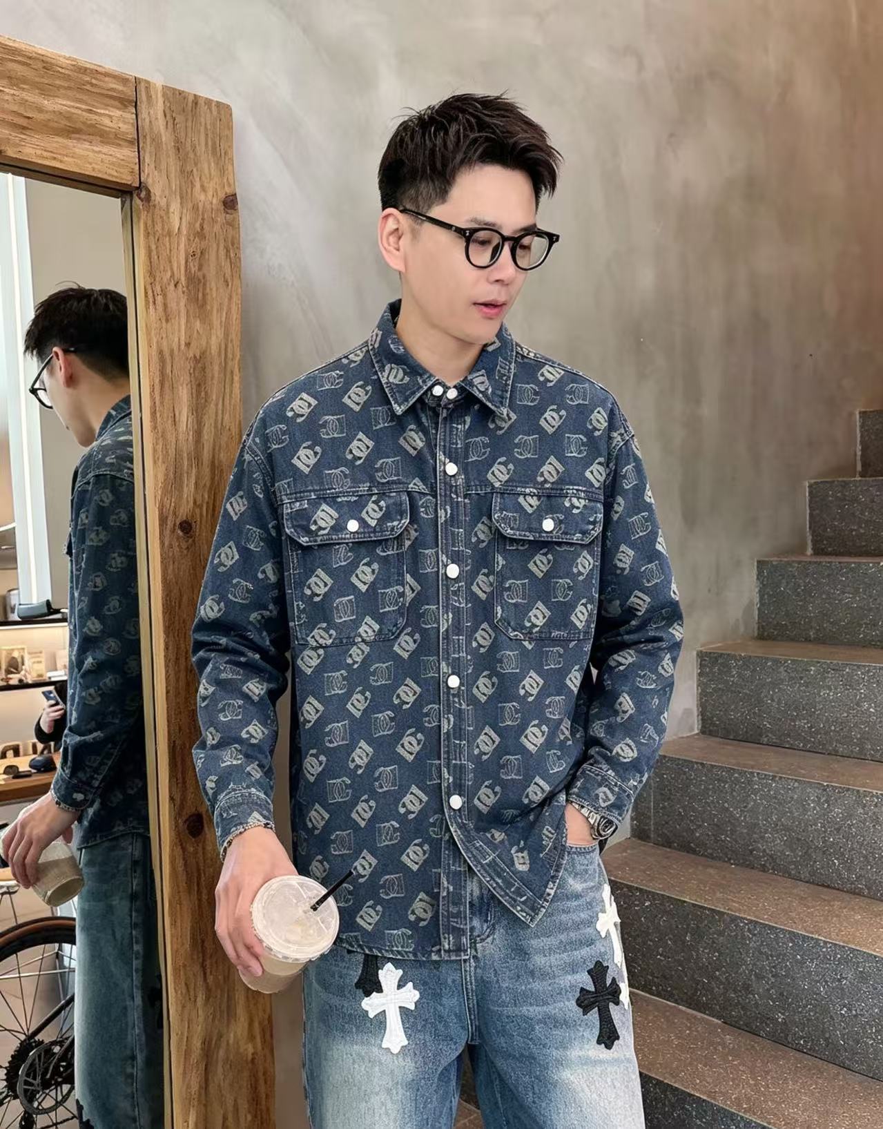 NO:933529,DG Dolce & Gabbana long-sleeved shirt-style denim jacket is made of imported denim denim fabric, logo jacquard, heavy industrial washing, shirt-type top jacket, embellished with hardware buttons, crisp and stylish, unique angle new interpretation, fashionable and versatile first choice!  Size M-3XL,,Dolce&Gabbana,jackets & coats,19860909DG杜嘉班纳 长袖衬衣款牛仔外套 精选进口丹宁牛仔面料,logo提花,重工洗水,衬衣型上衣外套,五金纽扣点缀,挺括有型,独有的角度全新演绎 时尚百搭首选！码数M-3XL,,Dolce&Gabbana,jackets & coats,,Men's clothing