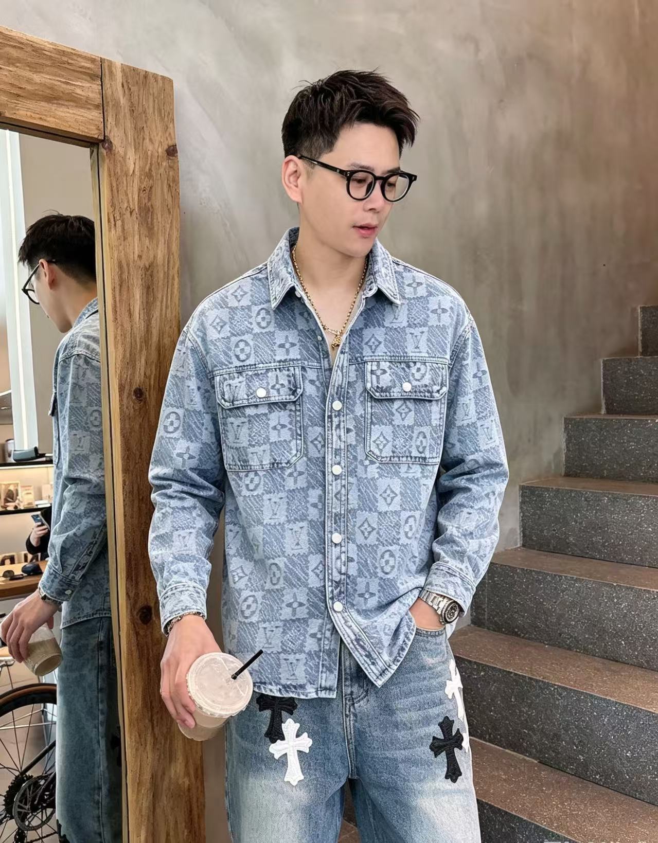 NO:933538,LV Louis Vuitton long-sleeved shirt-style denim jacket is made of imported denim denim fabric, logo jacquard, heavy industrial washing, shirt-type top jacket, embellished with hardware buttons, crisp and stylish, unique angle new interpretation, fashionable and versatile choice!  Size M-3XL,,louis vuitton,louis vuitton,jackets & coats,19860909LV路易威登 长袖衬衣款牛仔外套 精选进口丹宁牛仔面料,logo提花,重工洗水,衬衣型上衣外套,五金纽扣点缀,挺括有型,独有的角度全新演绎 时尚百搭首选！码数M-3XL,,louis vuitton,louis vuitton,jackets & coats,,Men's clothing