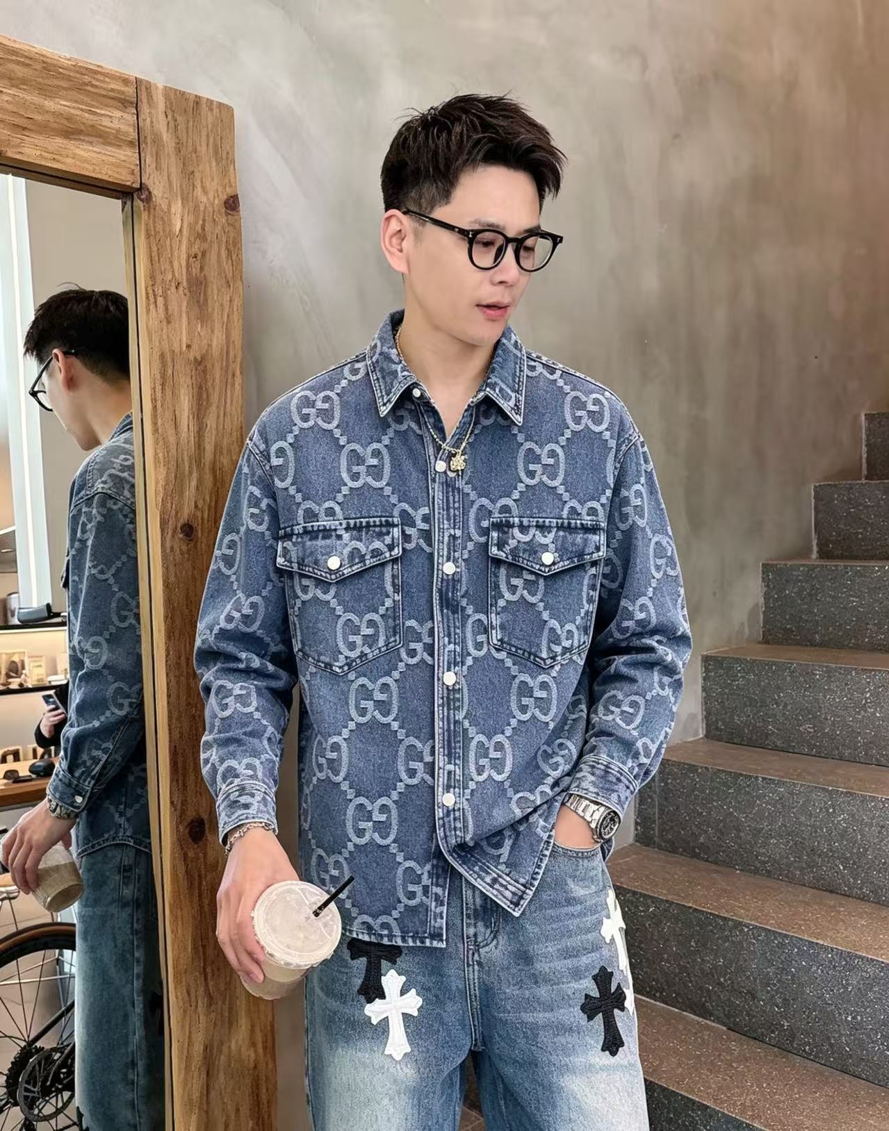NO:933471,GUCCI Gucci long-sleeved shirt-style denim jacket is made of imported denim denim fabric, logo jacquard, heavy industrial washing, shirt-type top jacket, embellished with hardware buttons, crisp and stylish, unique angle new interpretation, fashionable and versatile first choice!  Size M-3XL,,gucci,jackets & coats,19860909GUCCI古奇 长袖衬衣款牛仔外套 精选进口丹宁牛仔面料,logo提花,重工洗水,衬衣型上衣外套,五金纽扣点缀,挺括有型,独有的角度全新演绎 时尚百搭首选！码数M-3XL,,gucci,jackets & coats,,Men's clothing