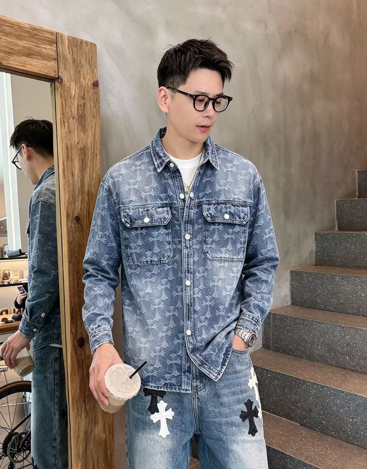 NO:933479,CH Croixin long-sleeved shirt-style denim jacket is made of imported denim fabric, logo jacquard, heavy industrial washing, shirt-type top jacket, embellished with hardware buttons, crisp and stylish, unique angle new interpretation, fashionable and versatile choice!  Size M-3XL,,chrome hearts,jackets & coats,19860909CH克罗心 长袖衬衣款牛仔外套 精选进口丹宁牛仔面料,logo提花,重工洗水,衬衣型上衣外套,五金纽扣点缀,挺括有型,独有的角度全新演绎 时尚百搭首选！码数M-3XL,,chrome hearts,jackets & coats,,Men's clothing