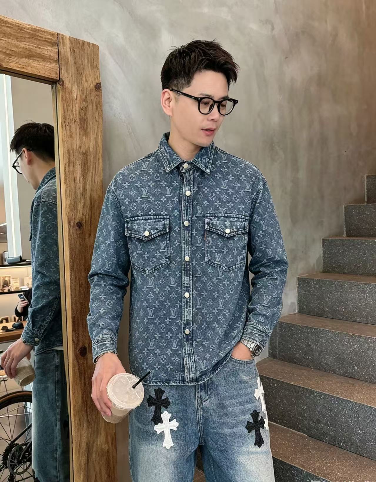 NO:933486,LV Louis Vuitton long-sleeved shirt-style denim jacket is made of imported denim denim fabric, logo jacquard, heavy industrial washing, shirt-type top jacket, embellished with hardware buttons, crisp and stylish, unique angle new interpretation, fashionable and versatile choice!  Size M-3XL,,louis vuitton,louis vuitton,jackets & coats,19860909LV路易威登 长袖衬衣款牛仔外套 精选进口丹宁牛仔面料,logo提花,重工洗水,衬衣型上衣外套,五金纽扣点缀,挺括有型,独有的角度全新演绎 时尚百搭首选！码数M-3XL,,louis vuitton,louis vuitton,jackets & coats,,Men's clothing