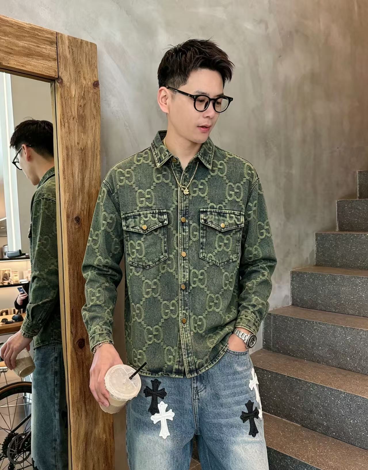NO:933494,GUCCI Gucci long-sleeved shirt-style denim jacket is made of imported denim denim fabric, logo jacquard, heavy industrial washing, shirt-type top jacket, embellished with hardware buttons, crisp and stylish, unique angle new interpretation, fashionable and versatile first choice!  Size M-3XL,,gucci,jackets & coats,19860909GUCCI古奇 长袖衬衣款牛仔外套 精选进口丹宁牛仔面料,logo提花,重工洗水,衬衣型上衣外套,五金纽扣点缀,挺括有型,独有的角度全新演绎 时尚百搭首选！码数M-3XL,,gucci,jackets & coats,,Men's clothing