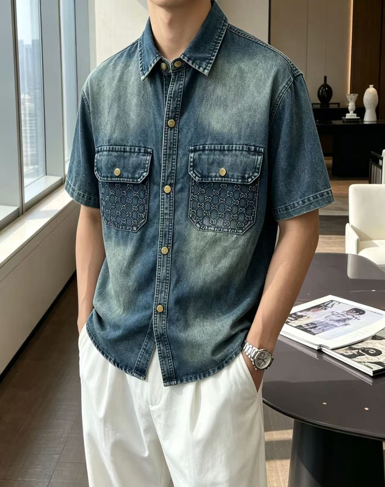 NO:937433,GUCCI Gucci short-sleeved shirt-style denim jacket is made of imported denim denim fabric, logo jacquard, heavy industrial washing, shirt-type top jacket, embellished with hardware buttons, crisp and stylish, unique angle new interpretation, fashionable and versatile first choice!  Size M-3XL,,gucci,jackets & coats,T-shirt,19860909GUCCI古奇 短袖衬衣款牛仔外套 精选进口丹宁牛仔面料,logo提花,重工洗水,衬衣型上衣外套,五金纽扣点缀,挺括有型,独有的角度全新演绎 时尚百搭首选！码数M-3XL,,gucci,jackets & coats,T-shirt,,Men's clothing