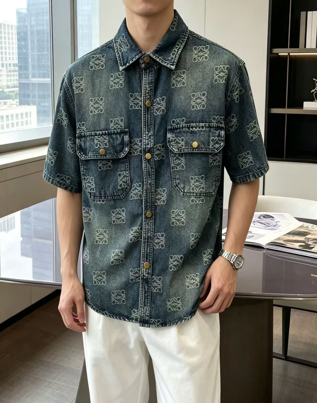 NO:937435,LOEWE short-sleeved shirt-style denim jacket is made of imported denim denim fabric, logo jacquard, heavy-duty washing, shirt-type top jacket, embellished with hardware buttons, crisp and stylish, with a unique angle and a new interpretation. It is the first choice for fashion and versatility!  Size M-3XL,,loewe,loewe,jackets & coats,T-shirt,19860909LOEWE罗意威 短袖衬衣款牛仔外套 精选进口丹宁牛仔面料,logo提花,重工洗水,衬衣型上衣外套,五金纽扣点缀,挺括有型,独有的角度全新演绎 时尚百搭首选！码数M-3XL,,loewe,loewe,jackets & coats,T-shirt,,Men's clothing