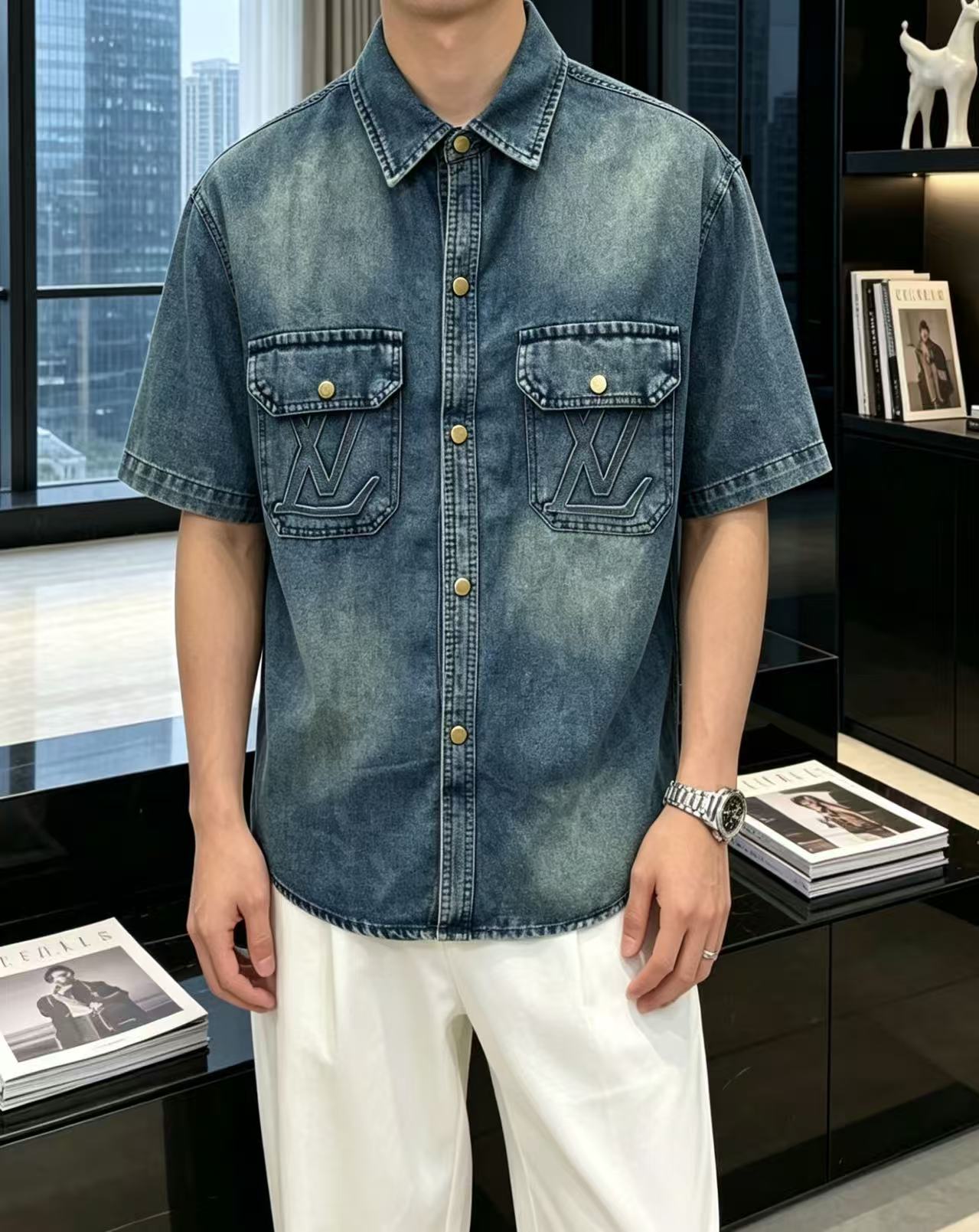 NO:937437,LV Louis Vuitton short-sleeved shirt-style denim jacket is made of imported denim denim fabric, logo jacquard, heavy industrial washing, shirt-type top jacket, embellished with hardware buttons, crisp and stylish, unique angle new interpretation, fashionable and versatile choice!  Size M-3XL,,louis vuitton,louis vuitton,jackets & coats,T-shirt,19860909LV路易威登 短袖衬衣款牛仔外套 精选进口丹宁牛仔面料,logo提花,重工洗水,衬衣型上衣外套,五金纽扣点缀,挺括有型,独有的角度全新演绎 时尚百搭首选！码数M-3XL,,louis vuitton,louis vuitton,jackets & coats,T-shirt,,Men's clothing