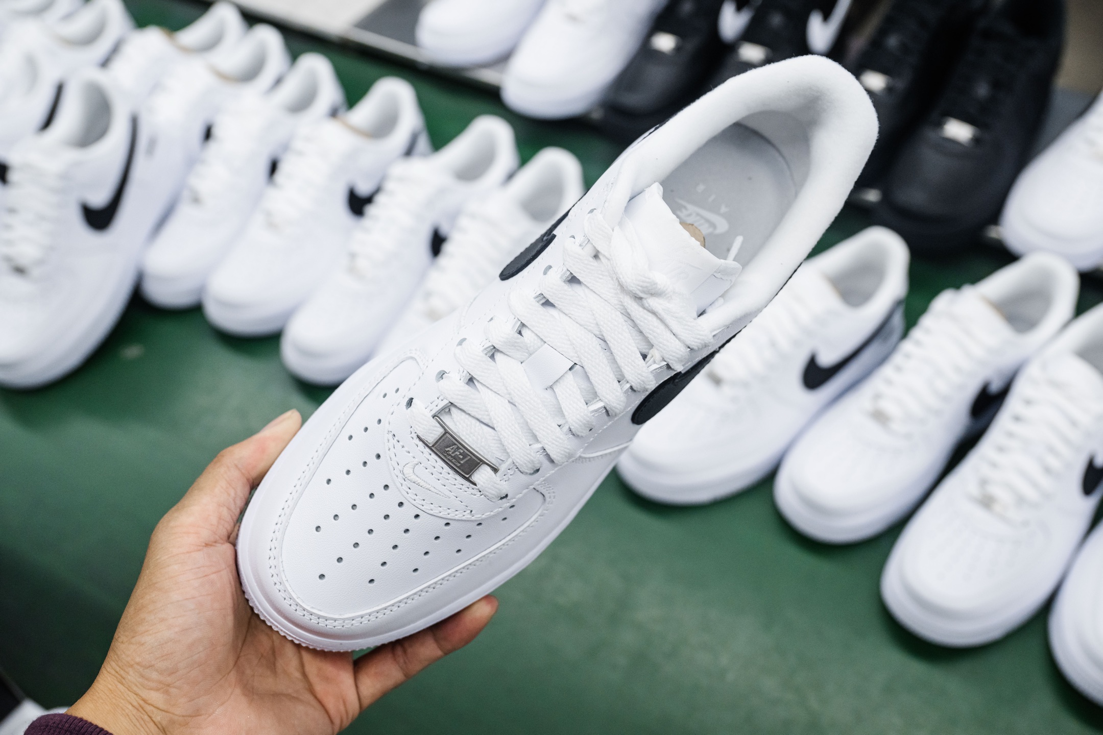 MAX版 原厂皮 Nike x Supreme Air Force 1 Low SP 

•原厂皮 质感纹理与原鞋保持一致
•正确拉帮线颜色与原鞋一致
•正确鞋垫RB材质 高弹性 
•原厂电绣工艺 刺绣立体感饱满度一致 
•原厂鞋舌织唛标 同步原鞋
•正确Sup铁扣原装厚度 
•正确鞋盒外标 字体立体感 带芯片 
•附赠鞋带字体印刷立体感清晰度 不易掉落
•原装鞋头撑 
•正确高频深度 
•正确针车缝隙

货号：CU9225-102
尺码：36 36.5 37.5 38 38.5 39 40 40.5 41 42 42.5 43 44 44.5 45 46 47