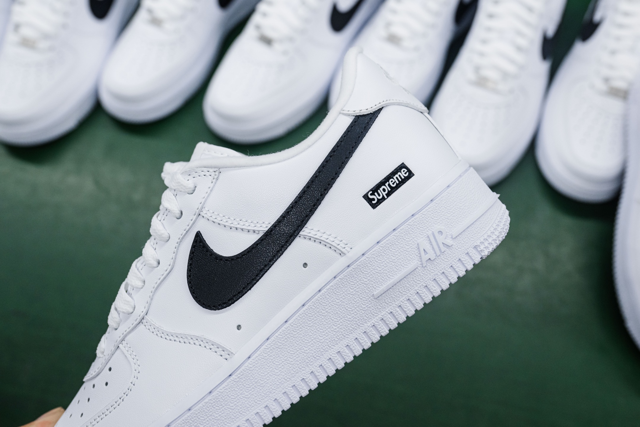 MAX版 原厂皮 Nike x Supreme Air Force 1 Low SP 

•原厂皮 质感纹理与原鞋保持一致
•正确拉帮线颜色与原鞋一致
•正确鞋垫RB材质 高弹性 
•原厂电绣工艺 刺绣立体感饱满度一致 
•原厂鞋舌织唛标 同步原鞋
•正确Sup铁扣原装厚度 
•正确鞋盒外标 字体立体感 带芯片 
•附赠鞋带字体印刷立体感清晰度 不易掉落
•原装鞋头撑 
•正确高频深度 
•正确针车缝隙

货号：CU9225-102
尺码：36 36.5 37.5 38 38.5 39 40 40.5 41 42 42.5 43 44 44.5 45 46 47