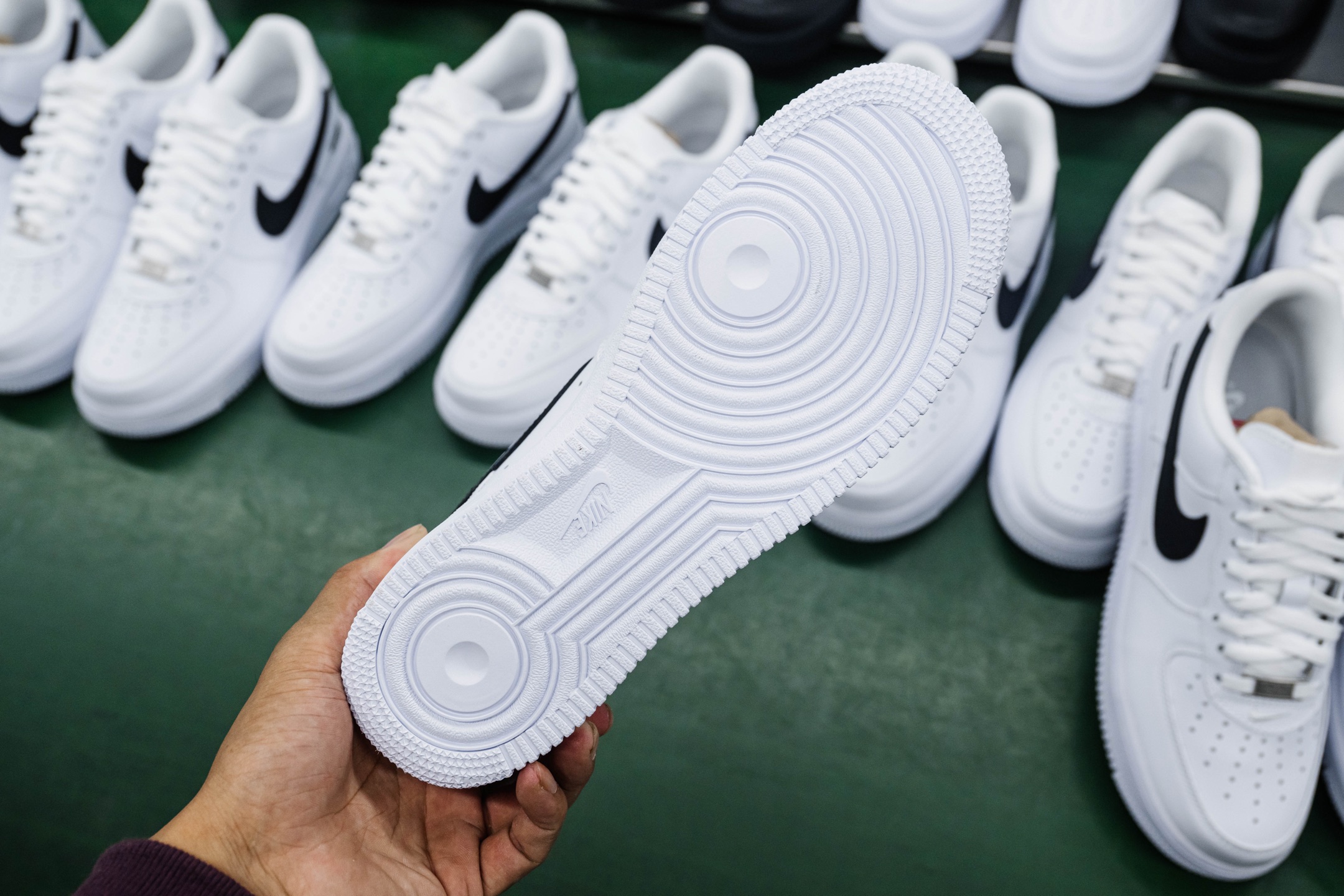 MAX版 原厂皮 Nike x Supreme Air Force 1 Low SP 

•原厂皮 质感纹理与原鞋保持一致
•正确拉帮线颜色与原鞋一致
•正确鞋垫RB材质 高弹性 
•原厂电绣工艺 刺绣立体感饱满度一致 
•原厂鞋舌织唛标 同步原鞋
•正确Sup铁扣原装厚度 
•正确鞋盒外标 字体立体感 带芯片 
•附赠鞋带字体印刷立体感清晰度 不易掉落
•原装鞋头撑 
•正确高频深度 
•正确针车缝隙

货号：CU9225-102
尺码：36 36.5 37.5 38 38.5 39 40 40.5 41 42 42.5 43 44 44.5 45 46 47