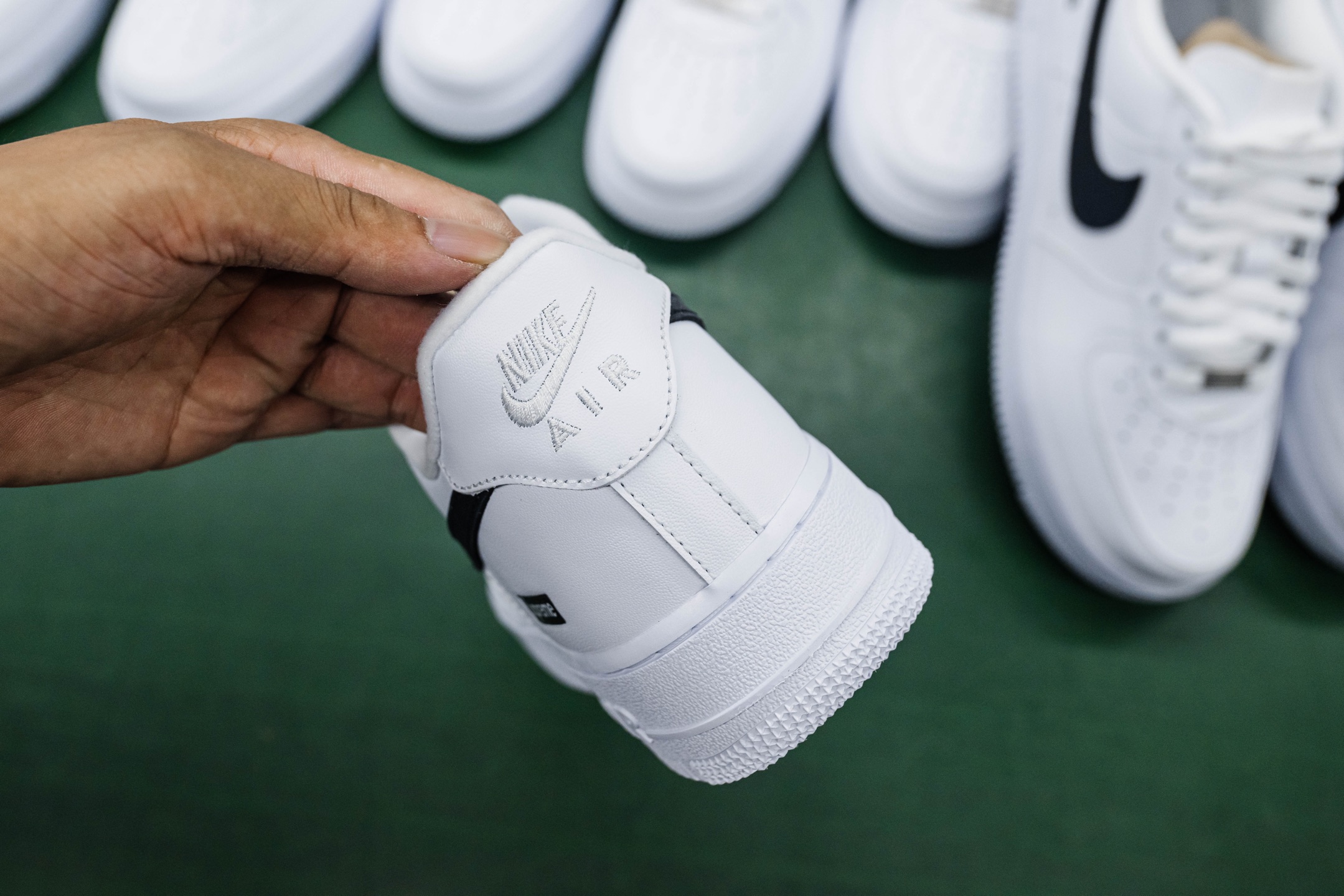 MAX版 原厂皮 Nike x Supreme Air Force 1 Low SP 

•原厂皮 质感纹理与原鞋保持一致
•正确拉帮线颜色与原鞋一致
•正确鞋垫RB材质 高弹性 
•原厂电绣工艺 刺绣立体感饱满度一致 
•原厂鞋舌织唛标 同步原鞋
•正确Sup铁扣原装厚度 
•正确鞋盒外标 字体立体感 带芯片 
•附赠鞋带字体印刷立体感清晰度 不易掉落
•原装鞋头撑 
•正确高频深度 
•正确针车缝隙

货号：CU9225-102
尺码：36 36.5 37.5 38 38.5 39 40 40.5 41 42 42.5 43 44 44.5 45 46 47