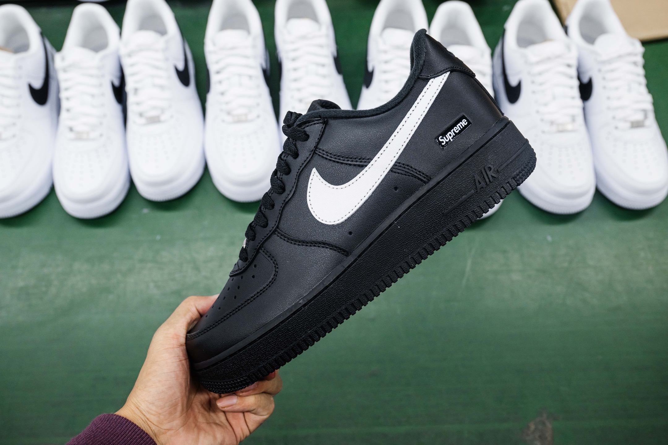 MAX版 原厂皮 Nike x Supreme Air Force 1 Low SP 

•原厂皮 质感纹理与原鞋保持一致
•正确拉帮线颜色与原鞋一致
•正确鞋垫RB材质 高弹性 
•原厂电绣工艺 刺绣立体感饱满度一致 
•原厂鞋舌织唛标 同步原鞋
•正确Sup铁扣原装厚度 
•正确鞋盒外标 字体立体感 带芯片 
•附赠鞋带字体印刷立体感清晰度 不易掉落
•原装鞋头撑 
•正确高频深度 
•正确针车缝隙

货号：CU9225-002
尺码：36 36.5 37.5 38 38.5 39 40 40.5 41 42 42.5 43 44 44.5 45 46 47