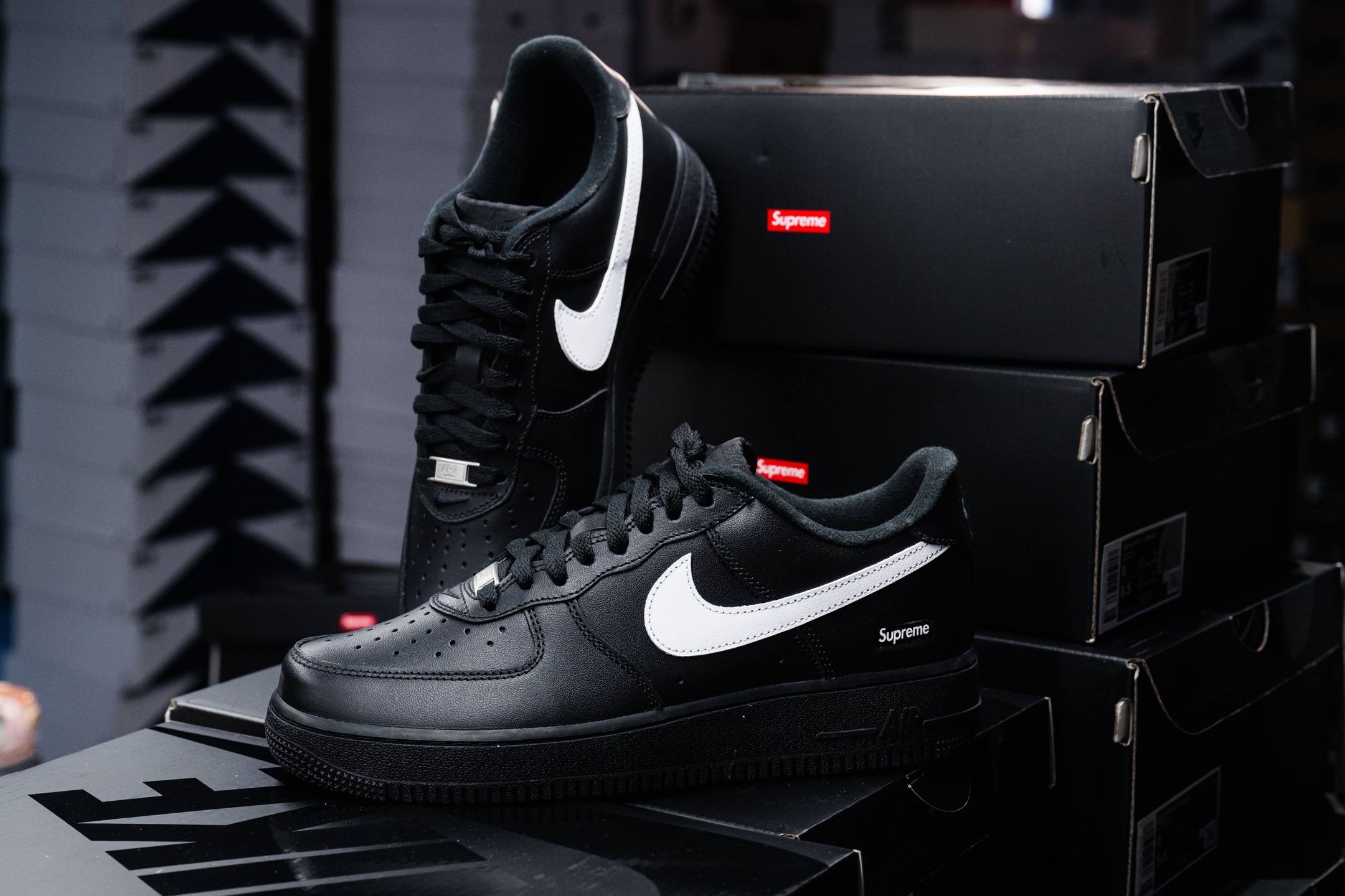 MAX版 原厂皮 Nike x Supreme Air Force 1 Low SP 

•原厂皮 质感纹理与原鞋保持一致
•正确拉帮线颜色与原鞋一致
•正确鞋垫RB材质 高弹性 
•原厂电绣工艺 刺绣立体感饱满度一致 
•原厂鞋舌织唛标 同步原鞋
•正确Sup铁扣原装厚度 
•正确鞋盒外标 字体立体感 带芯片 
•附赠鞋带字体印刷立体感清晰度 不易掉落
•原装鞋头撑 
•正确高频深度 
•正确针车缝隙

货号：CU9225-002
尺码：36 36.5 37.5 38 38.5 39 40 40.5 41 42 42.5 43 44 44.5 45 46 47