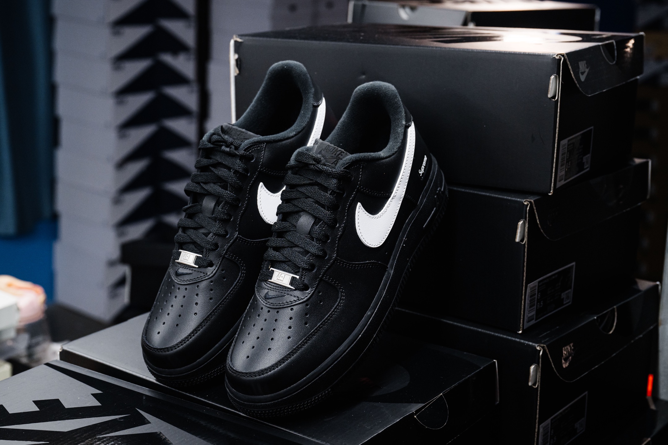 MAX版 原厂皮 Nike x Supreme Air Force 1 Low SP 

•原厂皮 质感纹理与原鞋保持一致
•正确拉帮线颜色与原鞋一致
•正确鞋垫RB材质 高弹性 
•原厂电绣工艺 刺绣立体感饱满度一致 
•原厂鞋舌织唛标 同步原鞋
•正确Sup铁扣原装厚度 
•正确鞋盒外标 字体立体感 带芯片 
•附赠鞋带字体印刷立体感清晰度 不易掉落
•原装鞋头撑 
•正确高频深度 
•正确针车缝隙

货号：CU9225-002
尺码：36 36.5 37.5 38 38.5 39 40 40.5 41 42 42.5 43 44 44.5 45 46 47