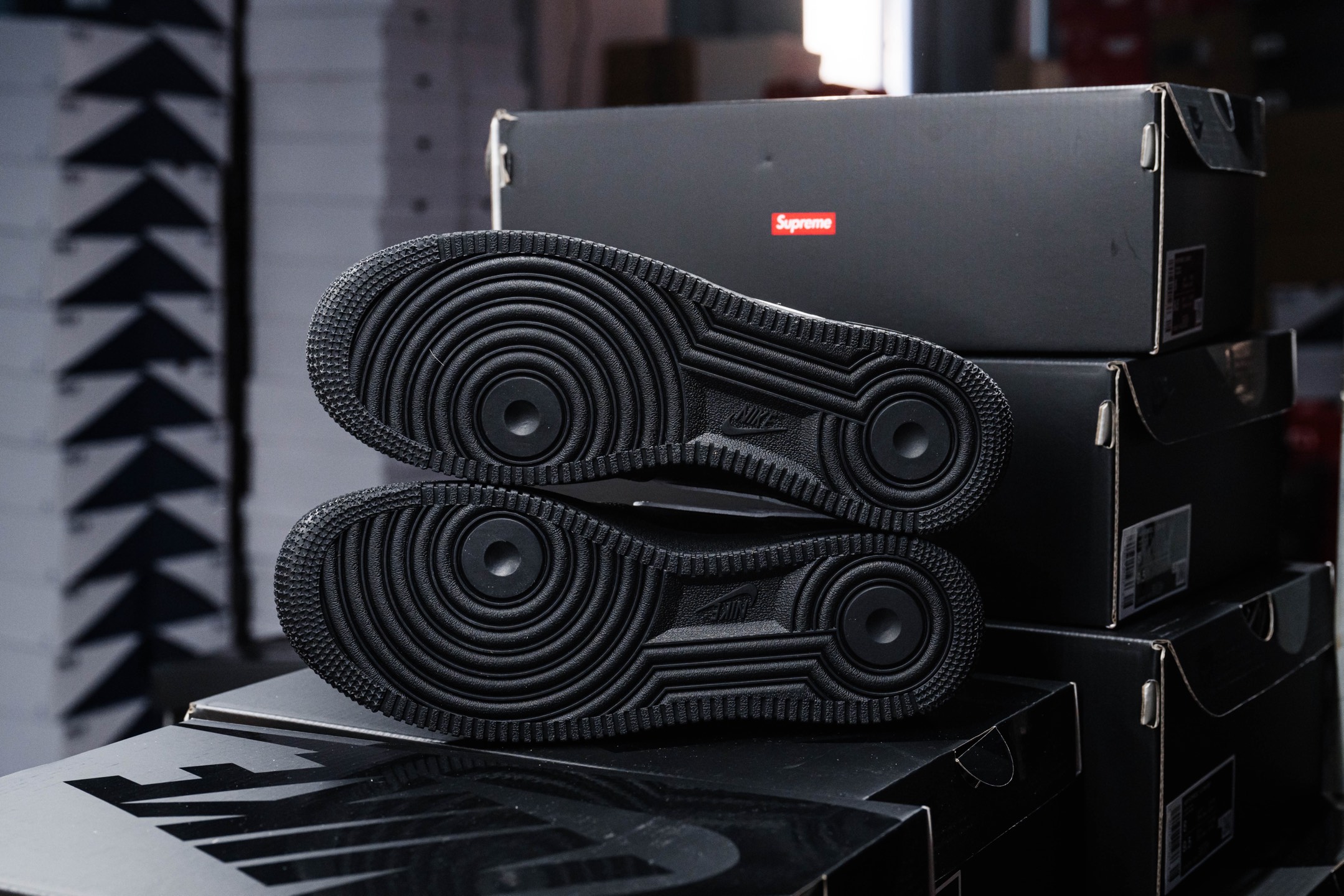 MAX版 原厂皮 Nike x Supreme Air Force 1 Low SP 

•原厂皮 质感纹理与原鞋保持一致
•正确拉帮线颜色与原鞋一致
•正确鞋垫RB材质 高弹性 
•原厂电绣工艺 刺绣立体感饱满度一致 
•原厂鞋舌织唛标 同步原鞋
•正确Sup铁扣原装厚度 
•正确鞋盒外标 字体立体感 带芯片 
•附赠鞋带字体印刷立体感清晰度 不易掉落
•原装鞋头撑 
•正确高频深度 
•正确针车缝隙

货号：CU9225-002
尺码：36 36.5 37.5 38 38.5 39 40 40.5 41 42 42.5 43 44 44.5 45 46 47