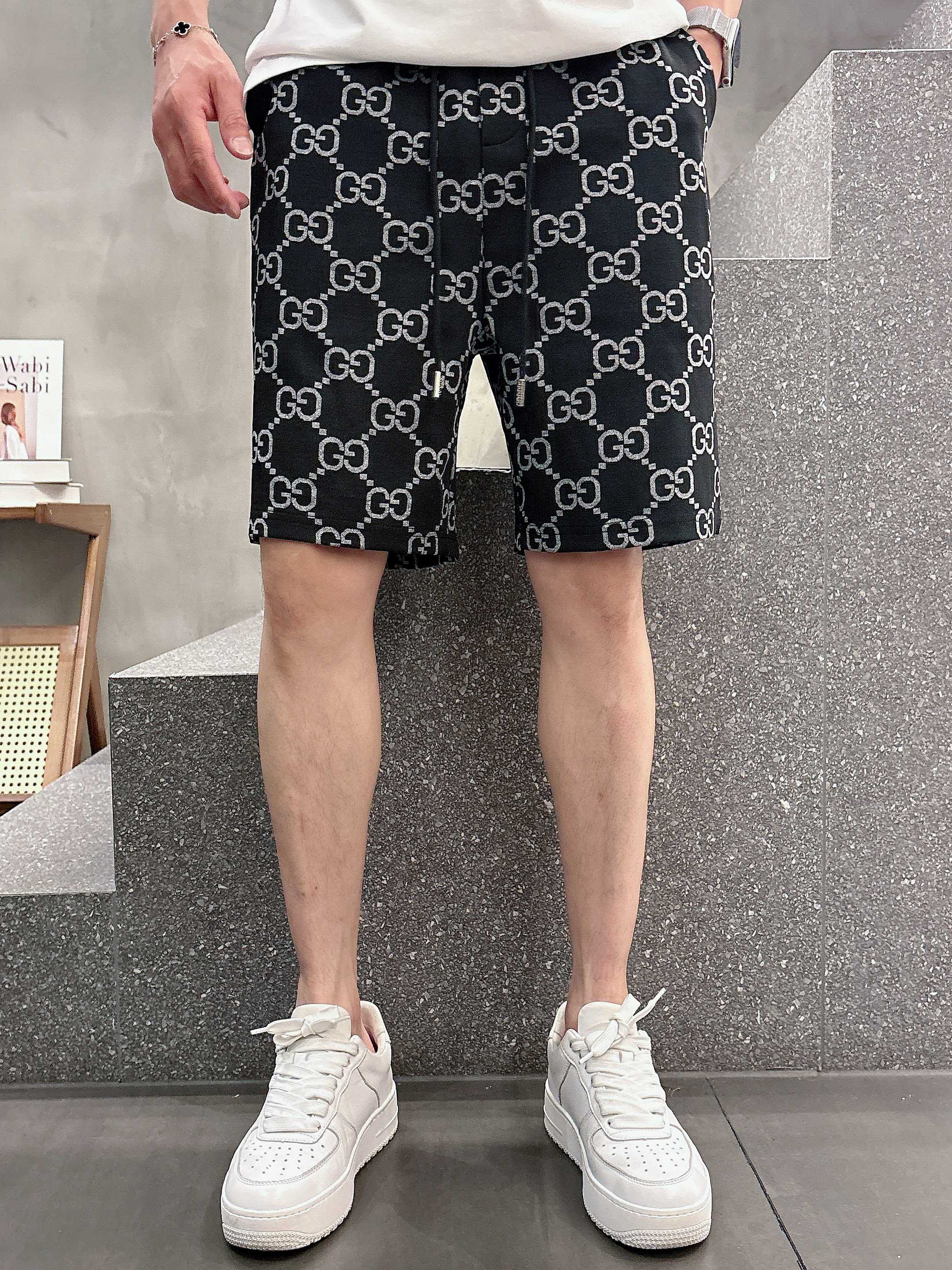 NO:746260,Years later, Gucci 2025 spring and summer new men's casual shorts are high-end products that are simple, fashionable and generous. Customized original imported fabrics are simple, neat and refreshing. Top-grade accessories are equipped with three complete standards. The original logo design concept has a delicate and soft feel. The upper body is elegant and handsome. The imported jacquard craftsmanship is not picky on the upper body. The appearance is invincible. The details are in place. A must-have for summer leisureism!  Size: M-3XL (shipped next day),,gucci,gucci,shorts,19860909年后 Gucci 古驰 2025春夏新款男士休闲短裤 高端货简洁时尚大方 定制原版进口面料 简洁利落又清爽 顶级辅料配备 三标齐全 原版logo设计理念 手感细腻柔软 上身优雅帅气 进口提花工艺 上身不挑人 品相无敌 细节都很到位 夏天休闲主义必备！ 码数: M-3XL（隔天出货）,,gucci,gucci,shorts,,Men's clothing